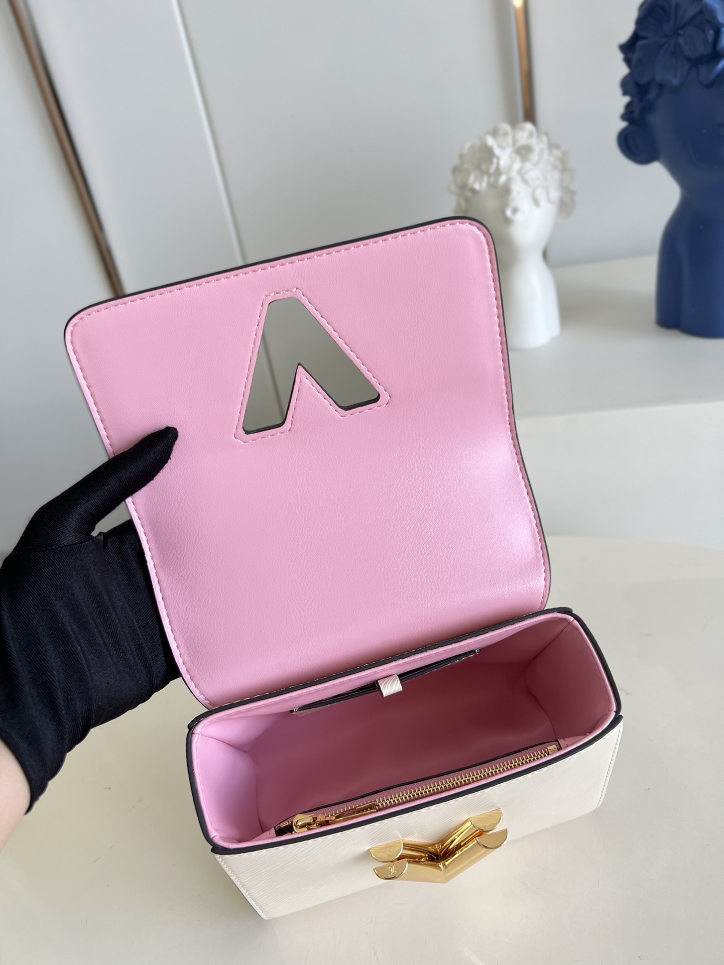 [TOP] Louis Vuitton LV Mini  Epi Love Chain Twist Bag  19 x 15 x 9 cm-White