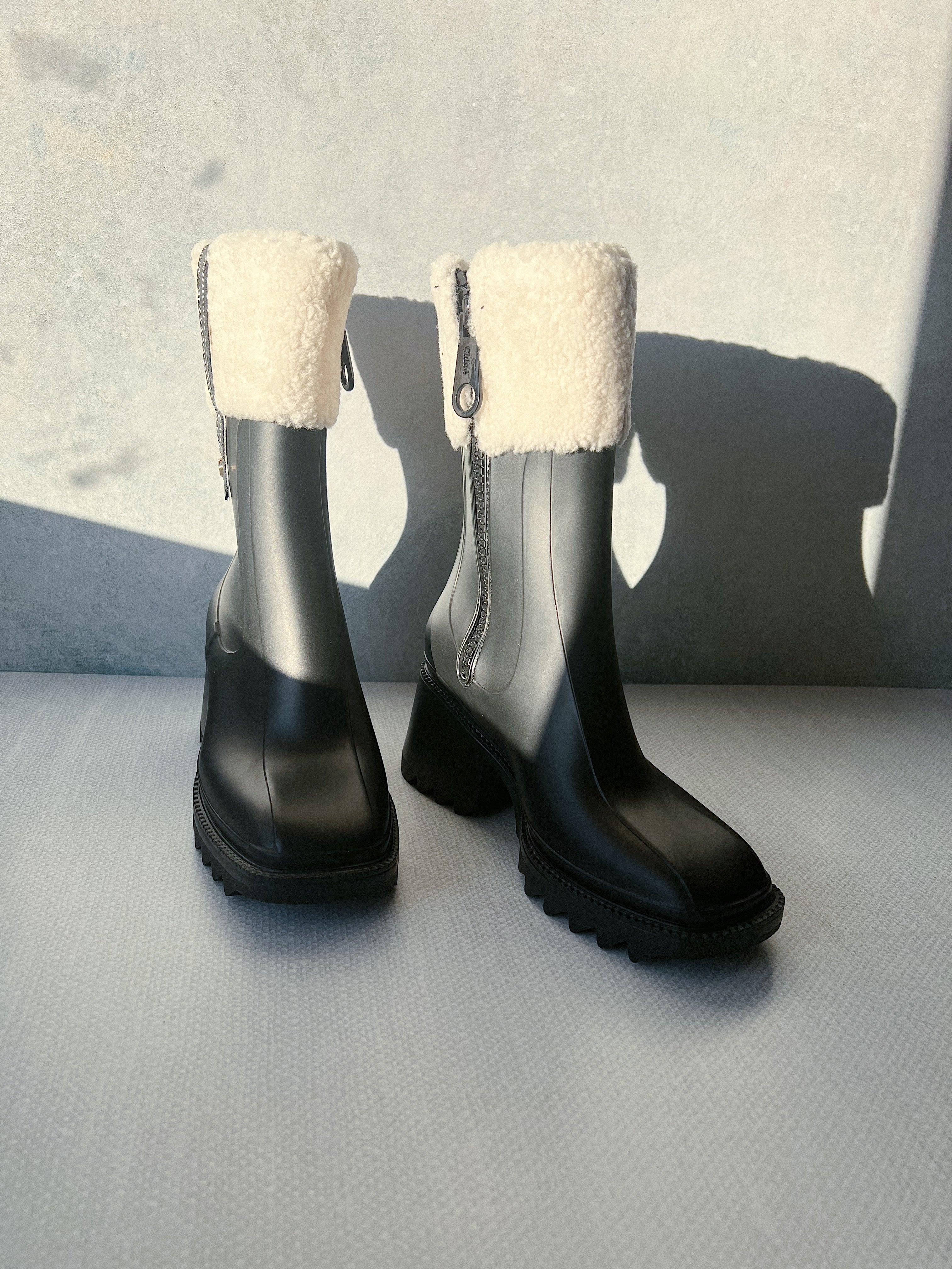 [TOP] Chloe Shearling Cuff Rain Boots - Black