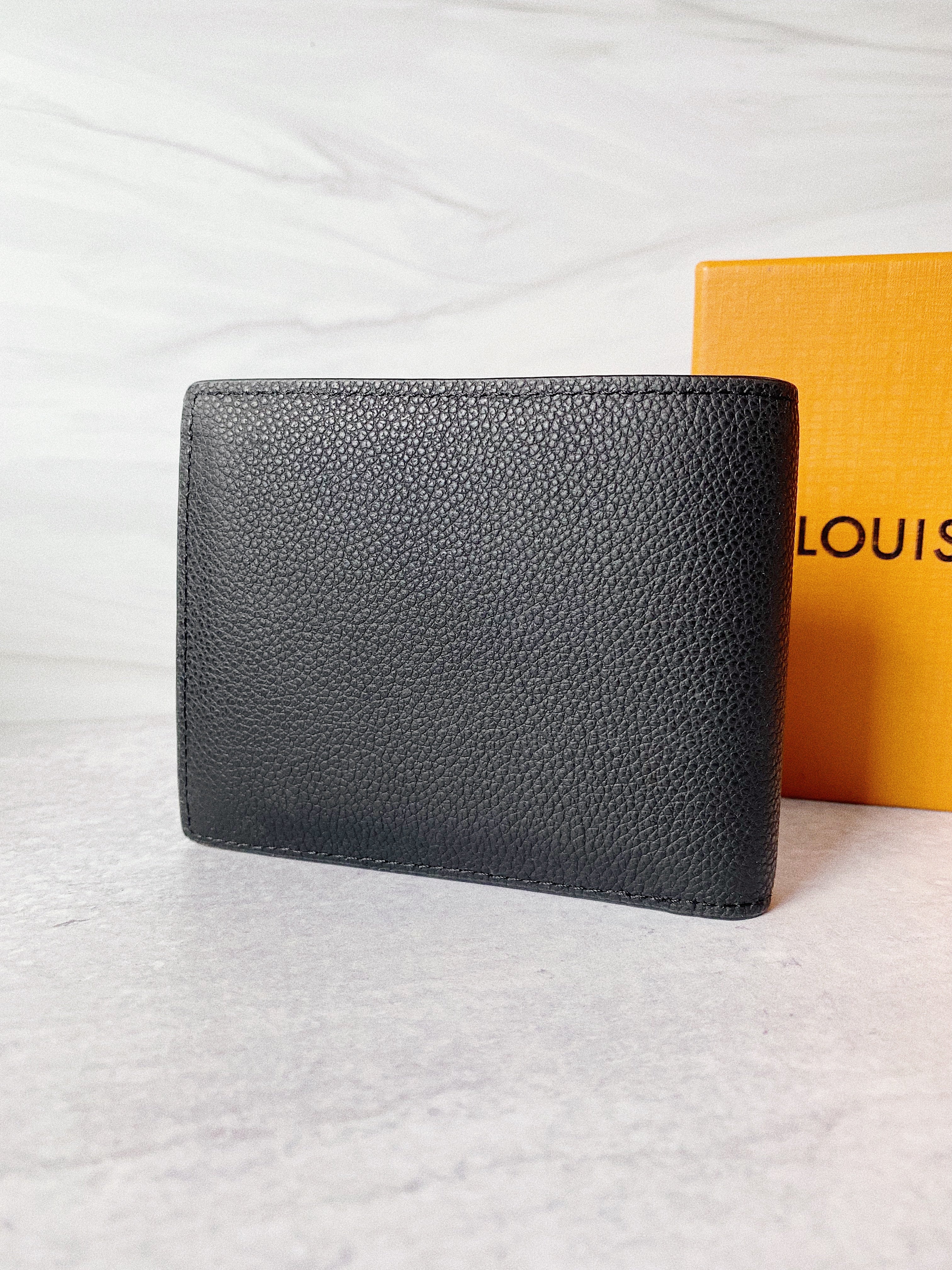 [TOP] Louis Vuitton LV L*V Plain Leather Logo Folding Men Wallet - Black