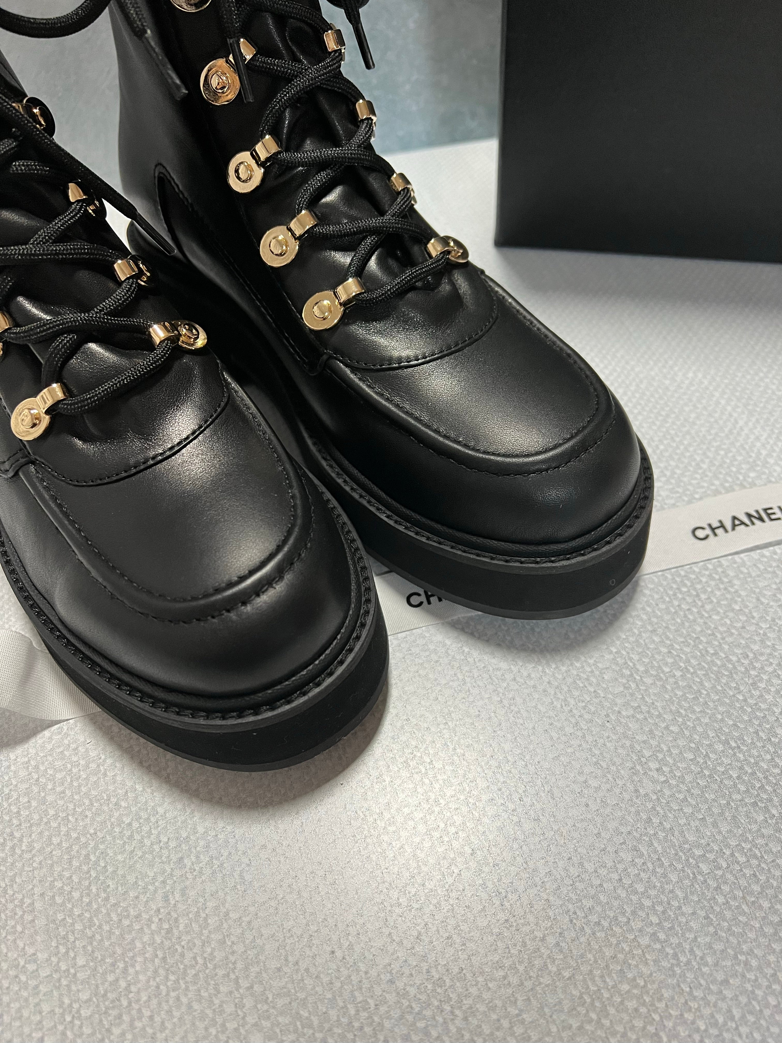 [TOP] CHANEL Icon Plain Toe Round Lace Up Casual Boots - Black
