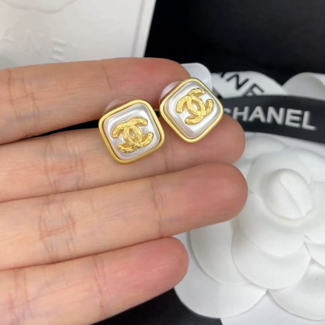 [TOP] CHANEL Logo Square pearls Stud Earrings