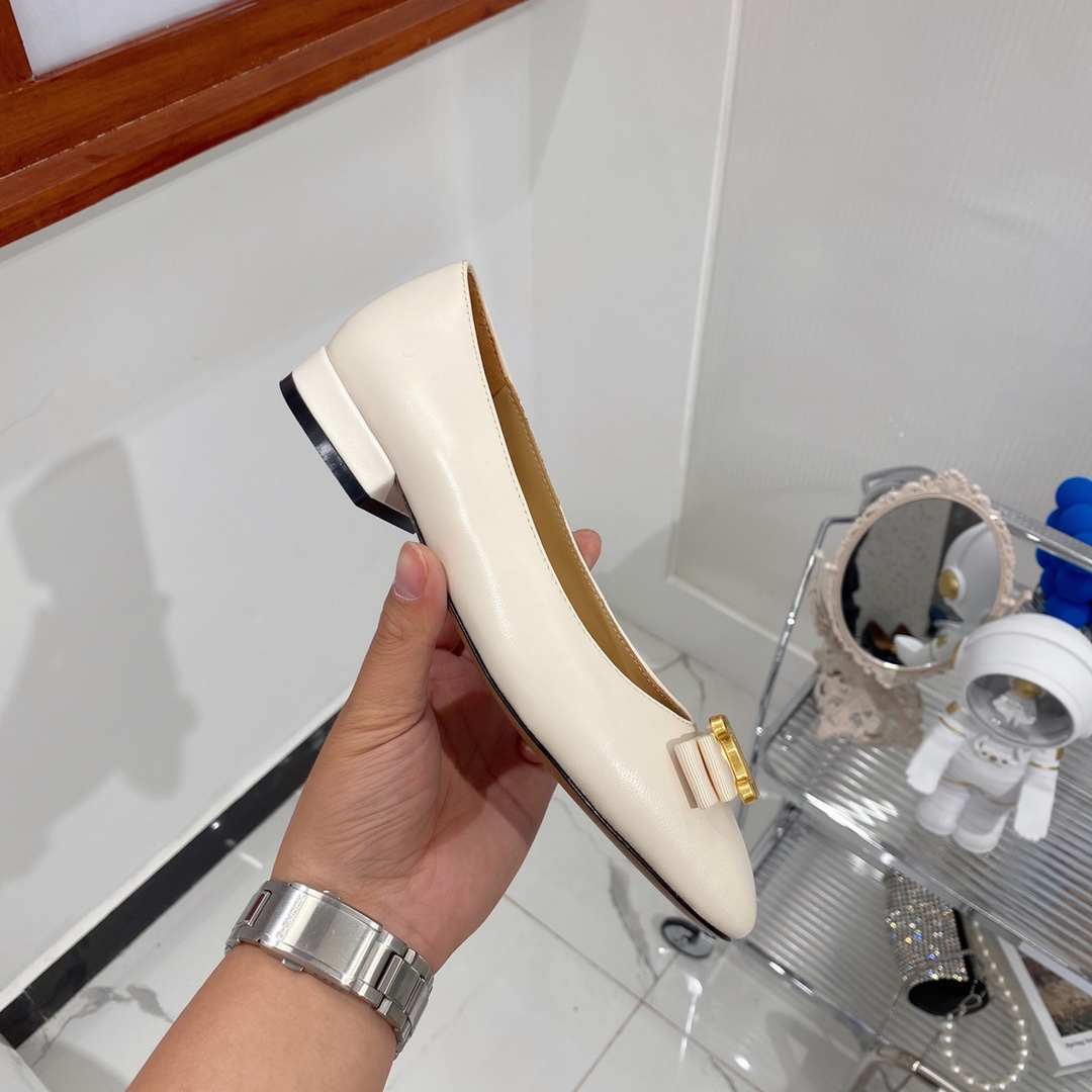 [TOP] CELINE Cowhide Flat - White - Cline