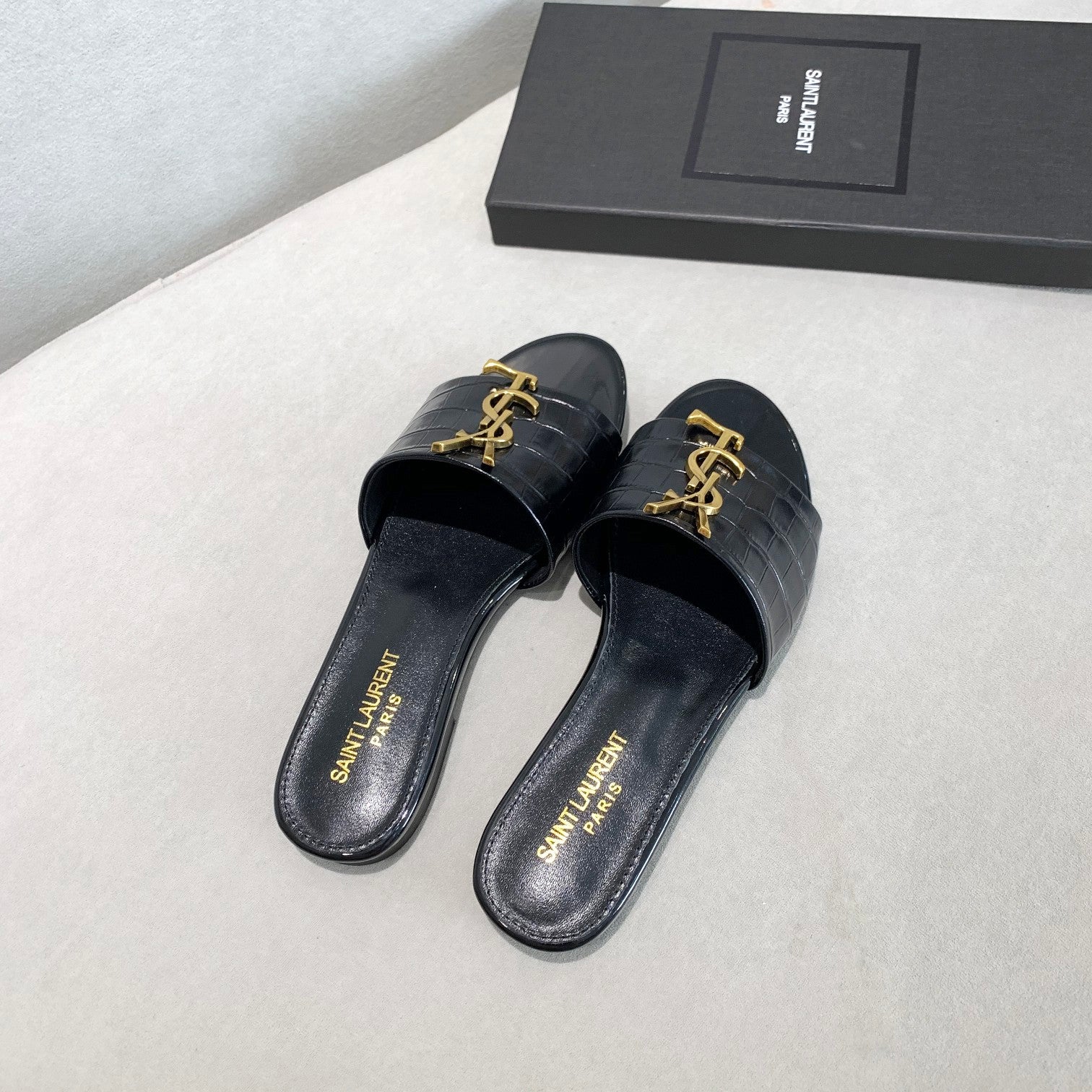 [TOP] Yves Saint Laurent YSL Monogram Croc Slide - Black