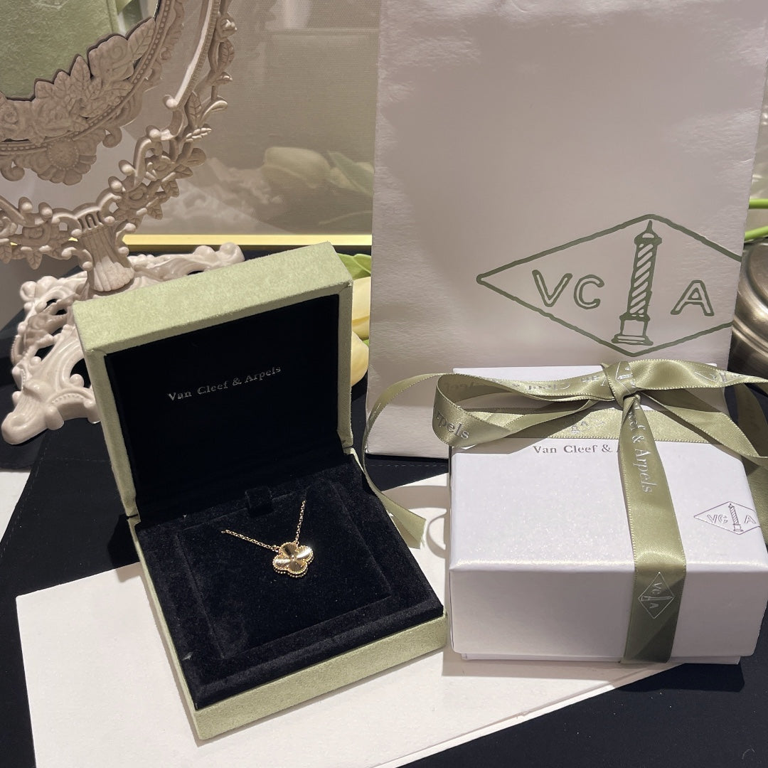 [TOP] Van Cleef & Arpels VCA Single Motif Albraham Necklace - Gold