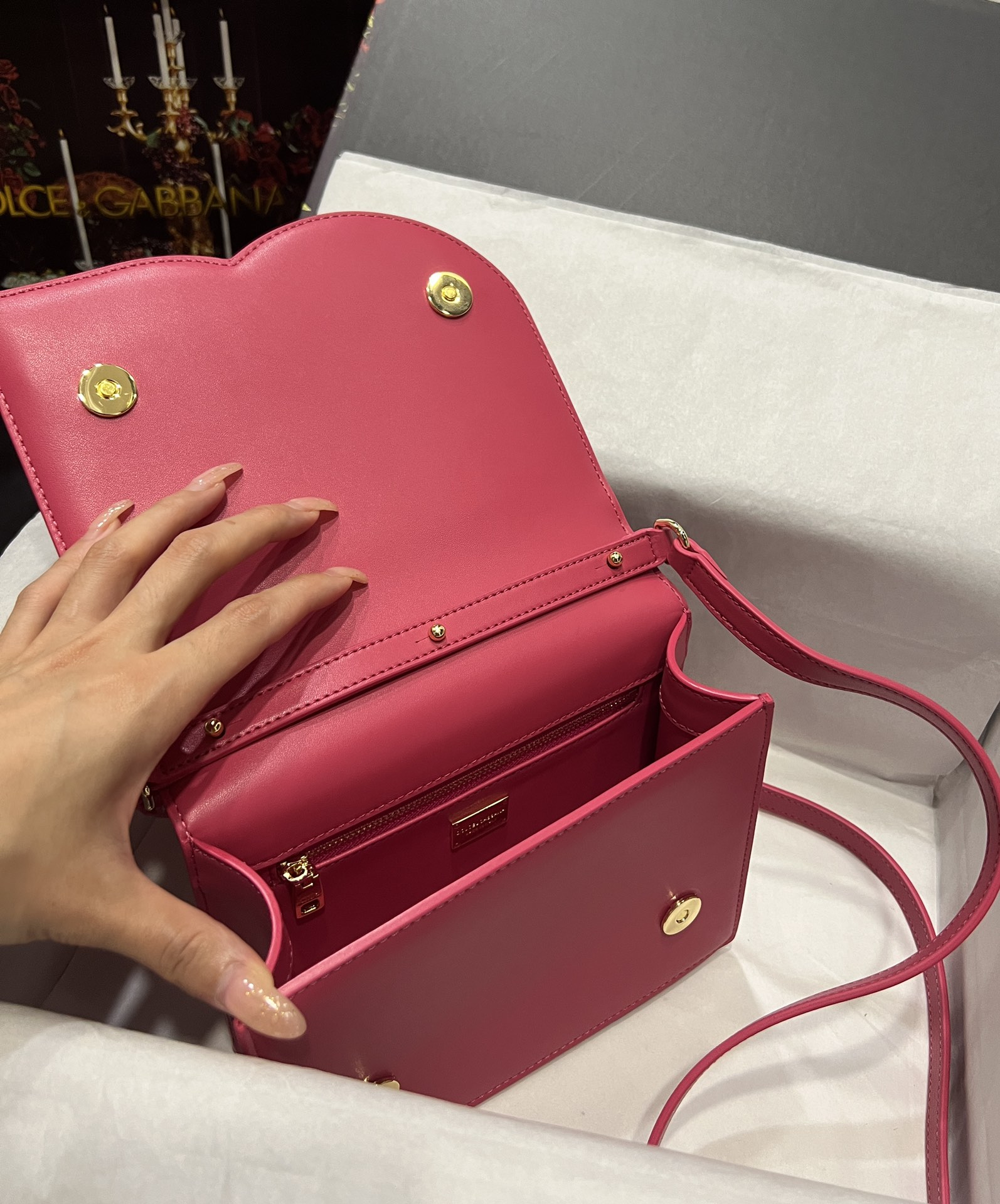 [TOP] Dolce & Gabbana D&G Calfskin DG Logo Bag 16*20*5.5cm - Pink