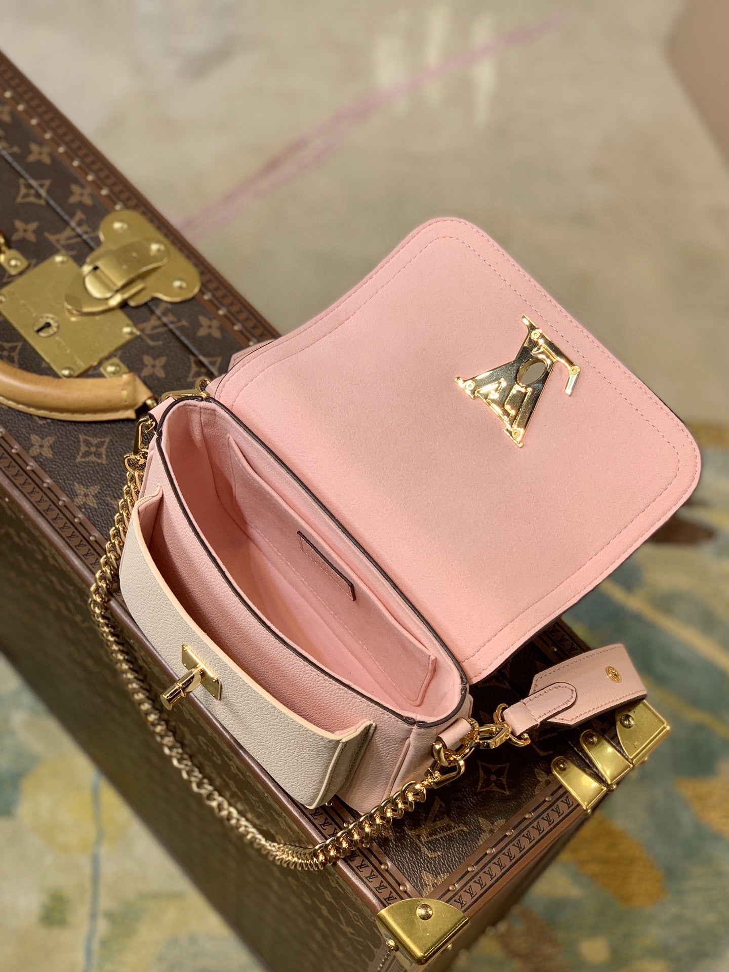 [TOP] Louis Vuitton LV Lock Me Tender 19×13 ×8 cm- Pink and Cream