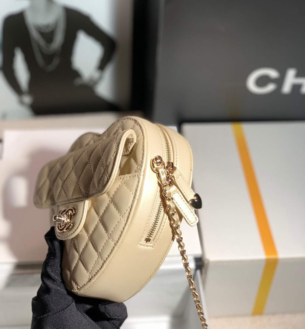[TOP] CHANEL Heart Bag Large 16.5x18x6.5cm - Beige & GHW