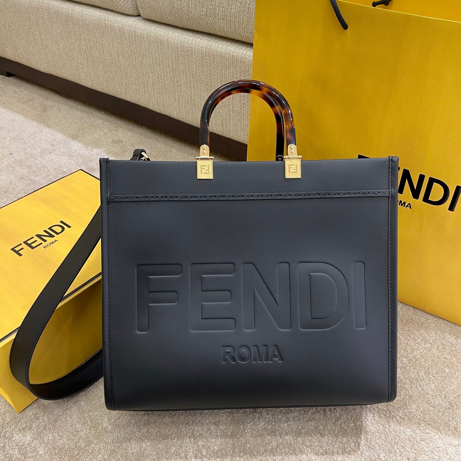 [TOP] FENDI Medium Sunshine Tote - Black