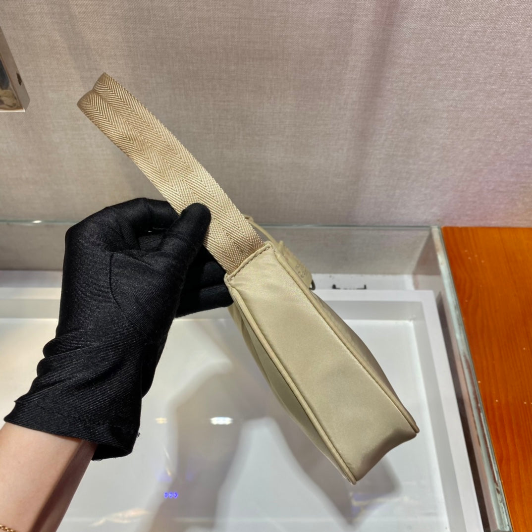 [TOP] PRADA Re-Edition Bag Hobo Nylon - Desert Beige