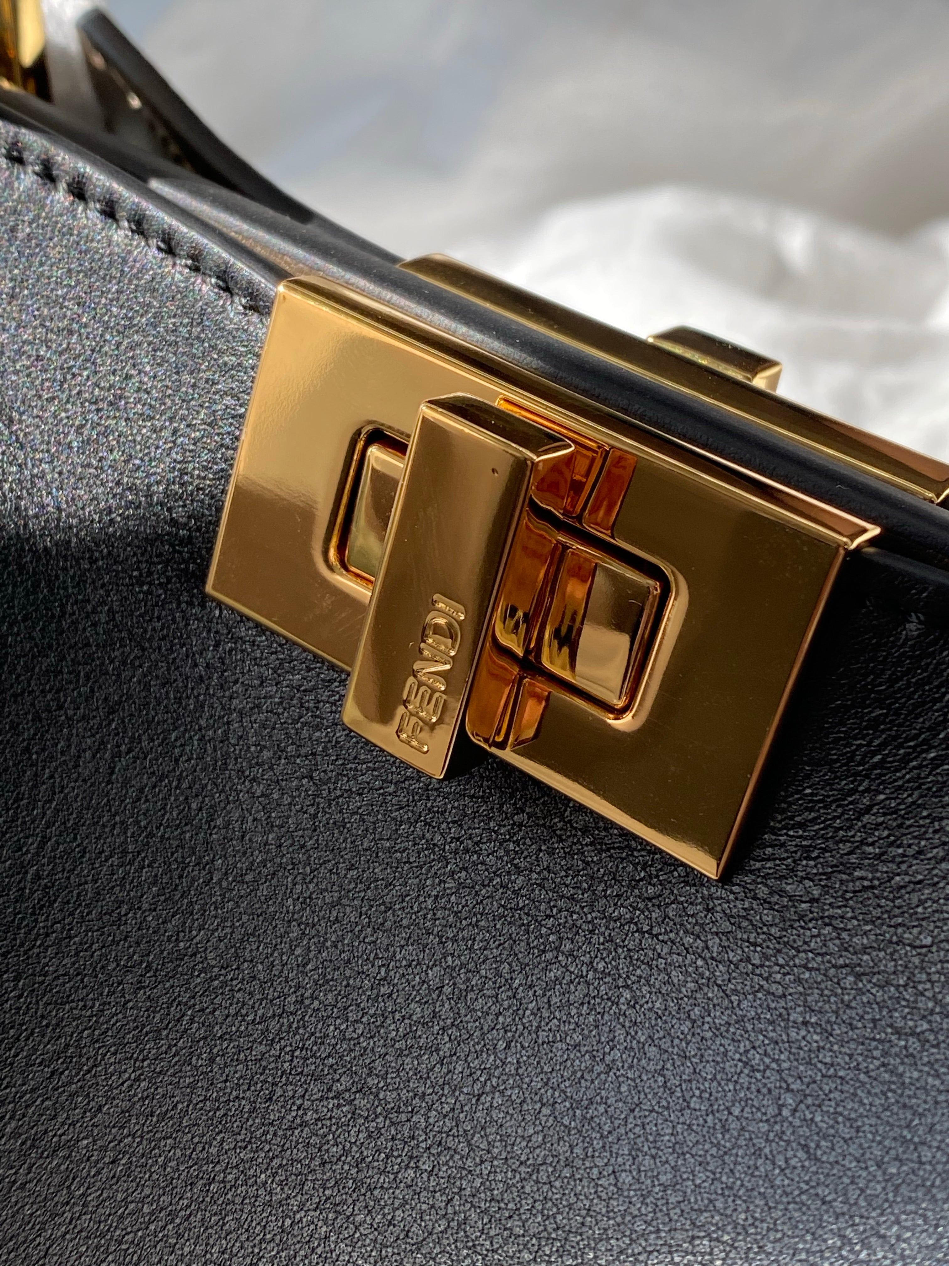 [TOP] FENDI FENDI Peekaboo Essentially - Black