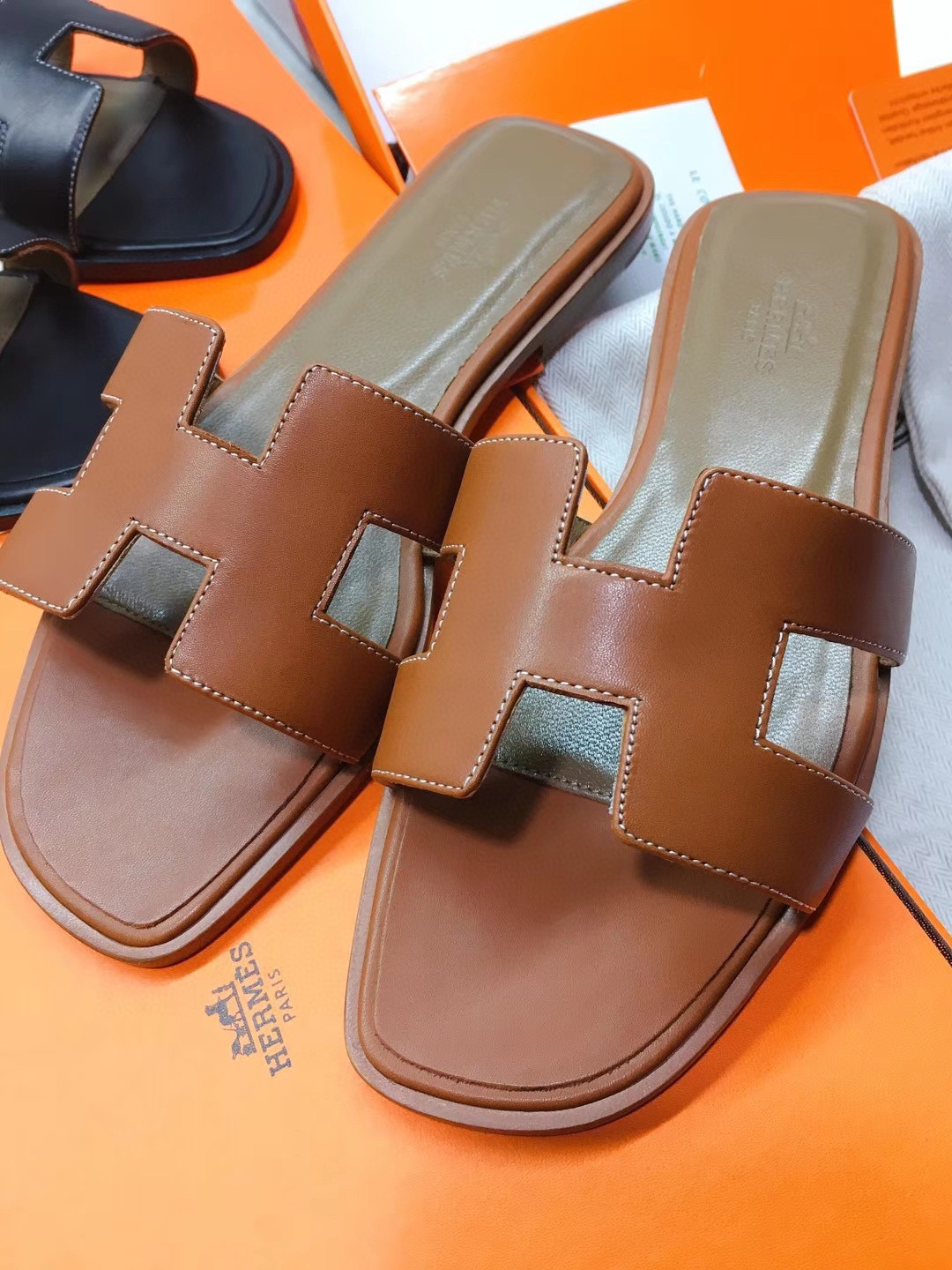 [TOP] HERMES Oran Smooth Leather Slides - Black/White/Brown