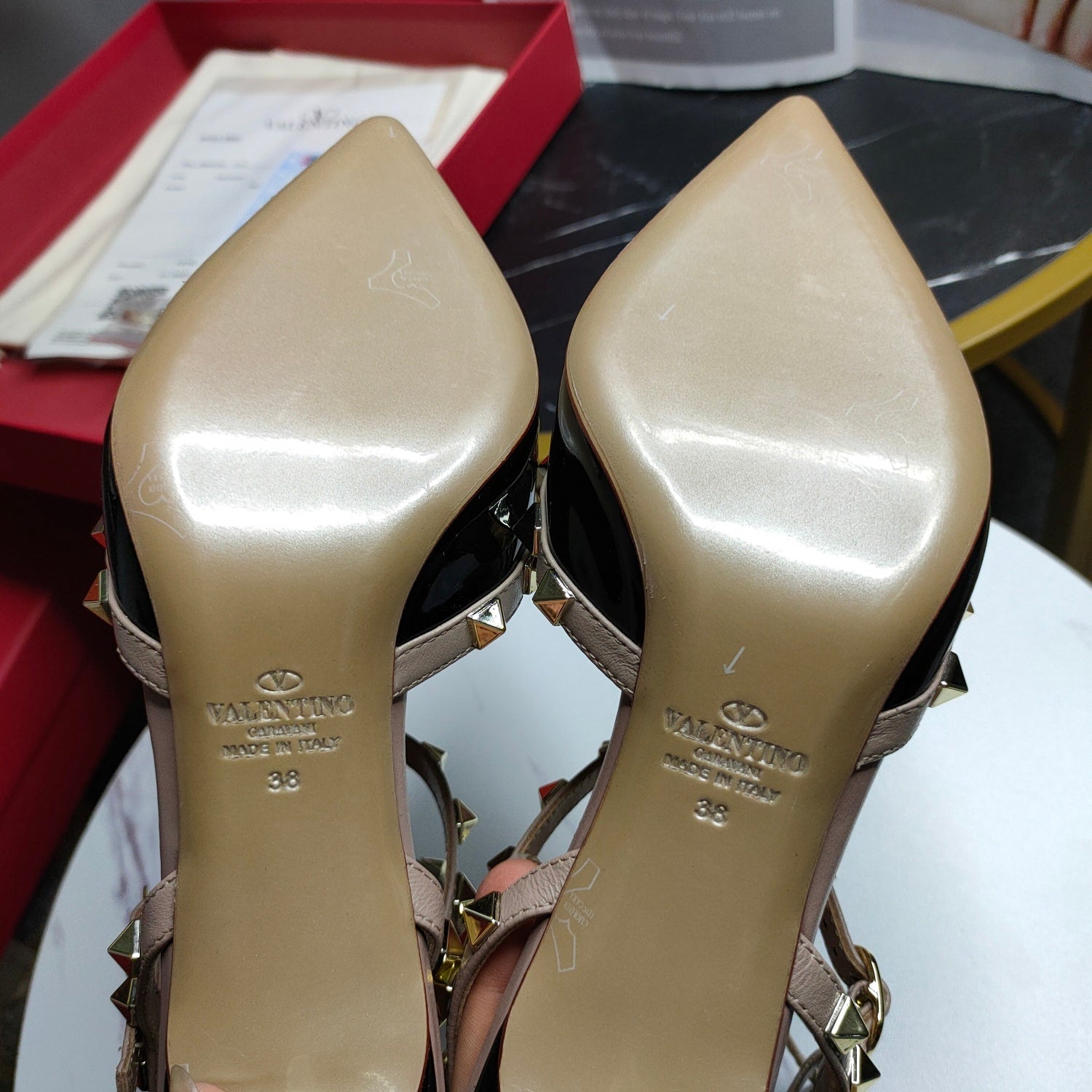 [TOP] VALENTINO  R0ckStud Nude T-Strap Patent Leather - Black