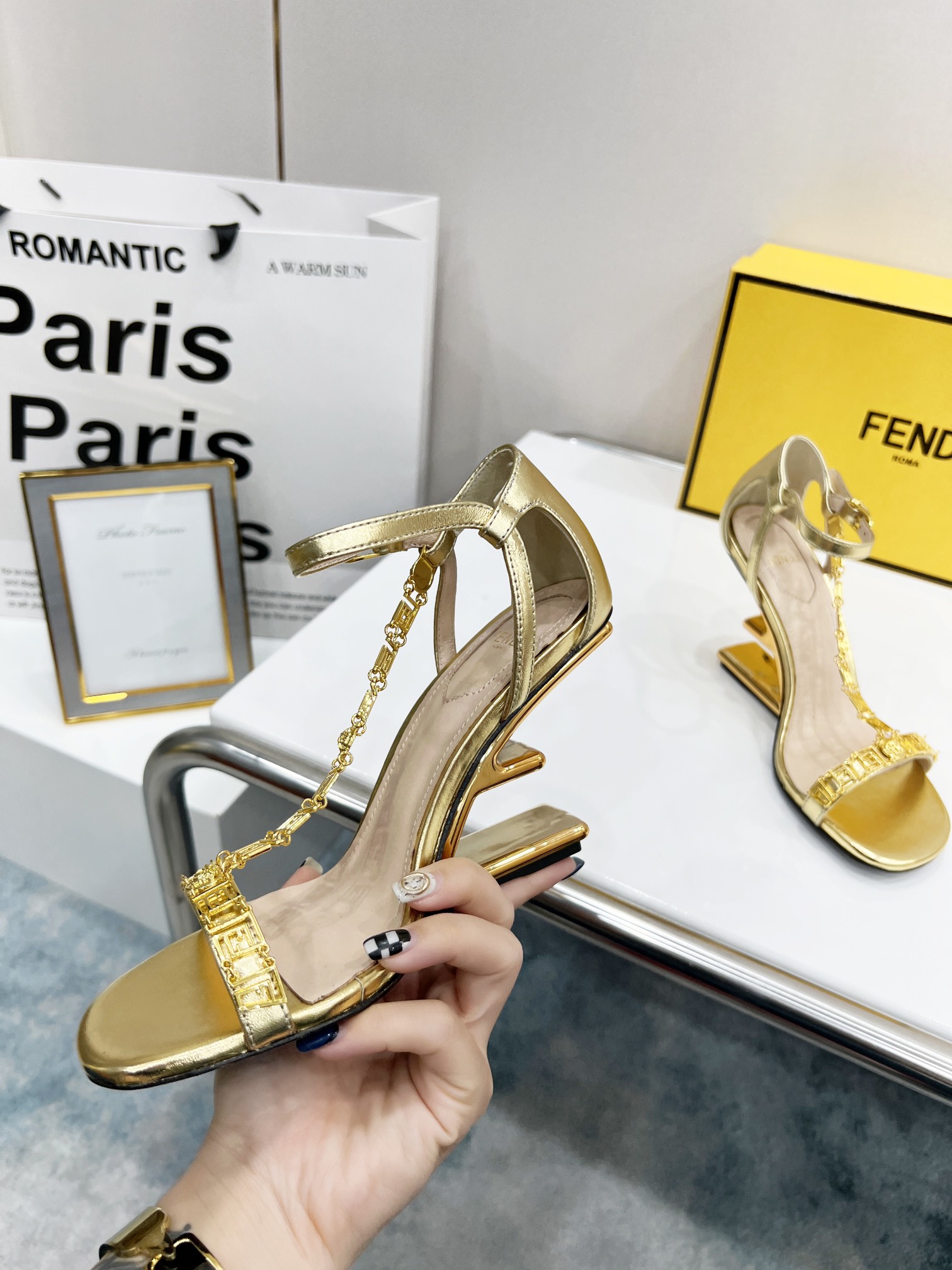 [TOP] FENDI First High Heel - Gold