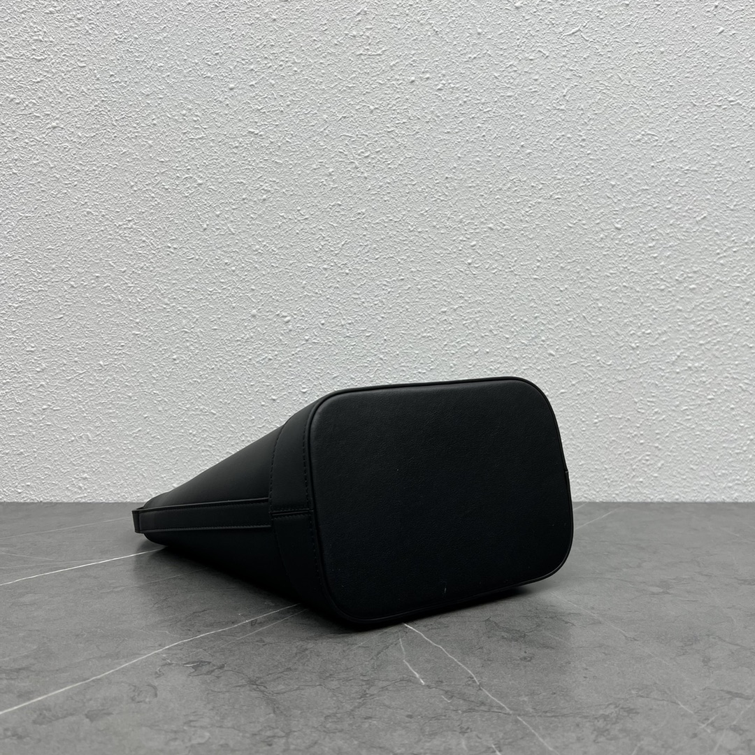 [TOP] CELINE Cuir Triomphe Bucket Bag 22×18×13 - Black/White