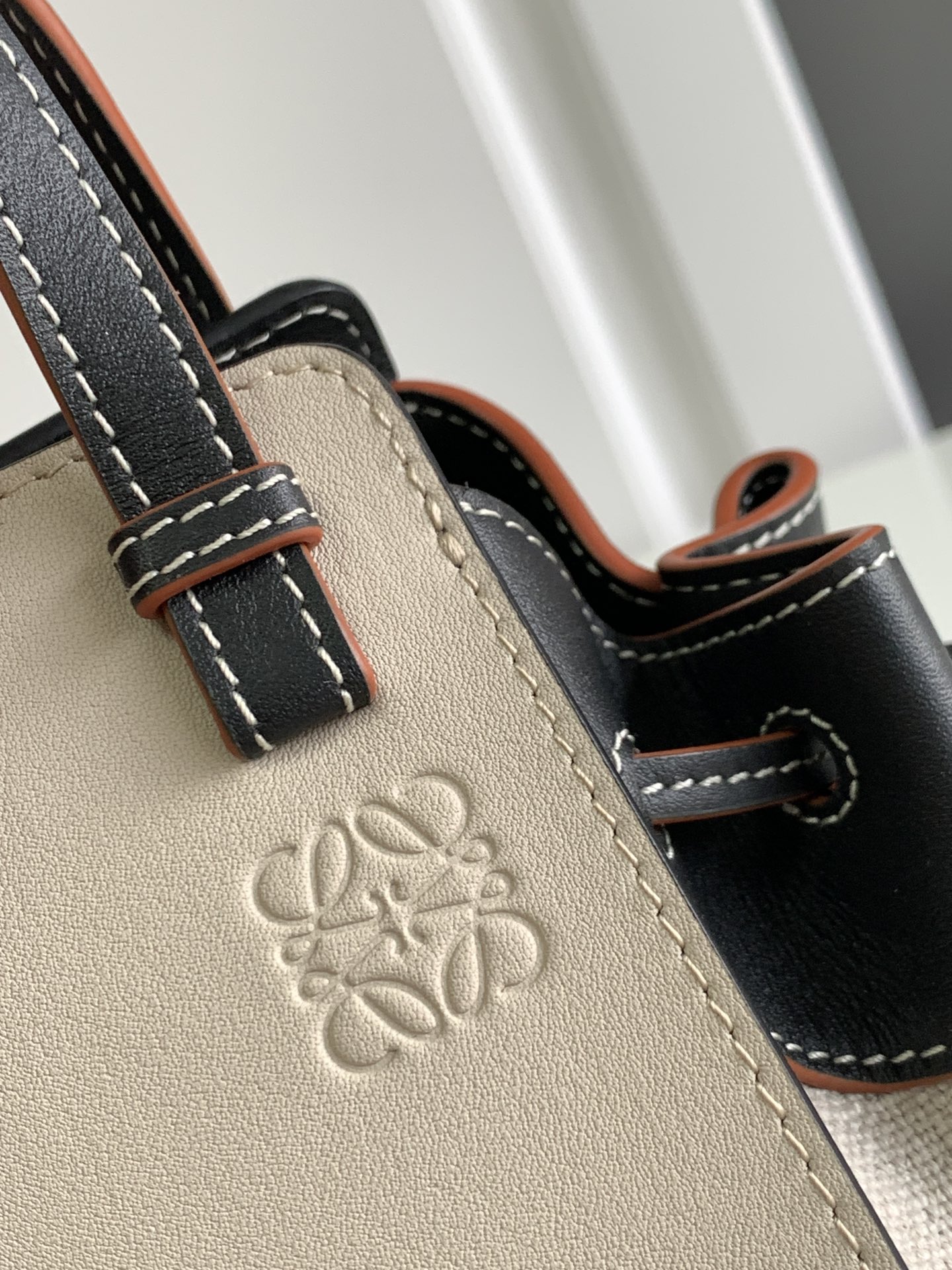 [TOP] LOEWE Calfskin Hammock Bag 19*11*17cm - Black White