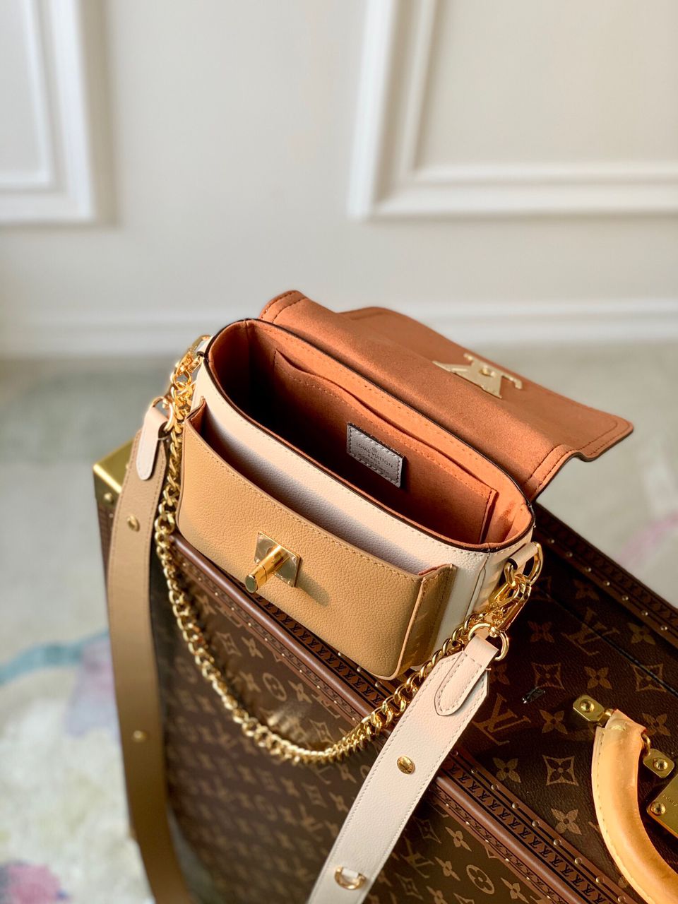 [TOP] Louis Vuitton LV L*V Lock Me Tender 21*10*15 cm - Cream w Brown