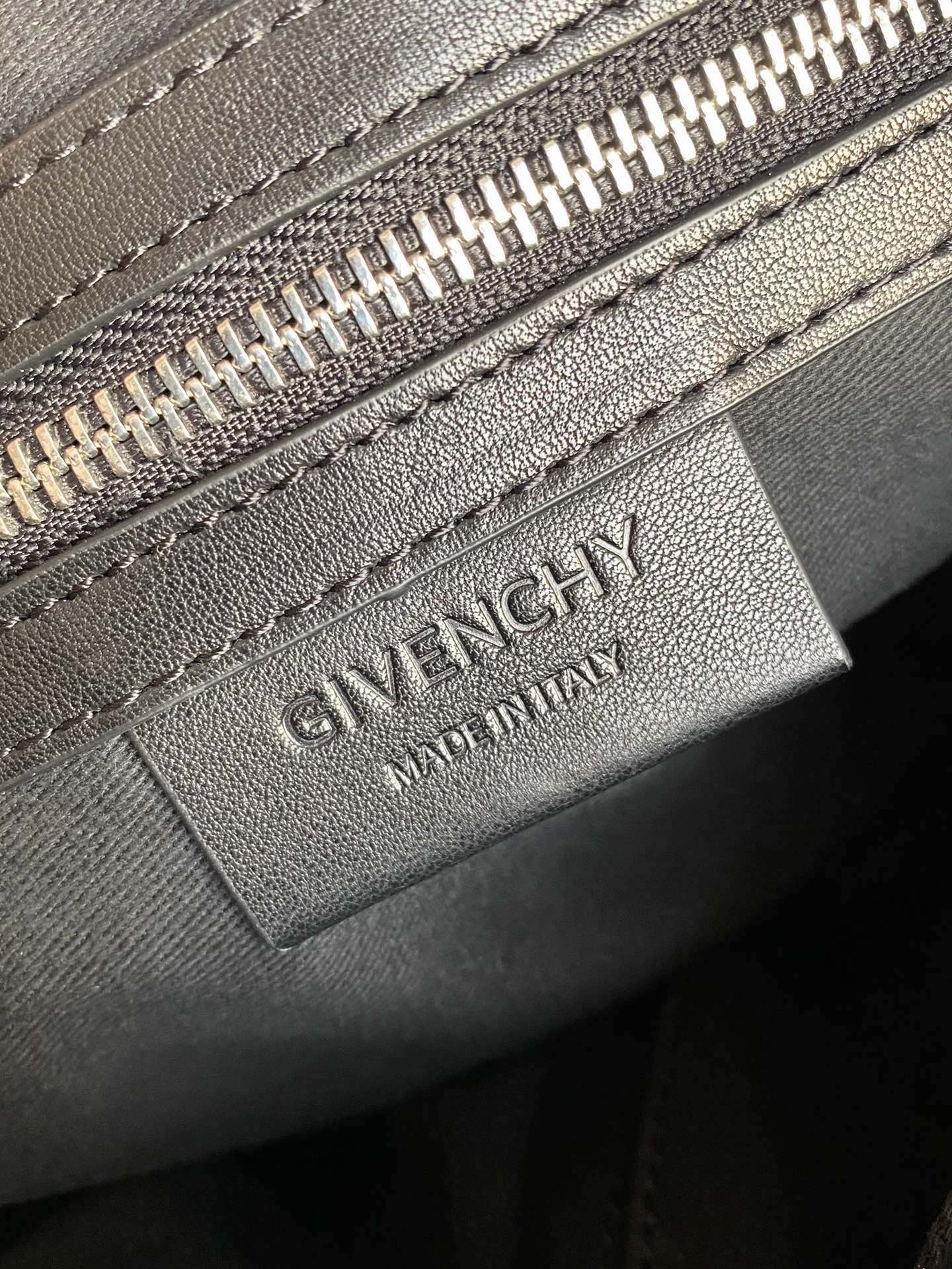 [Top] GIVENCHY Nightingale Rivet Handbag 28cm - Black