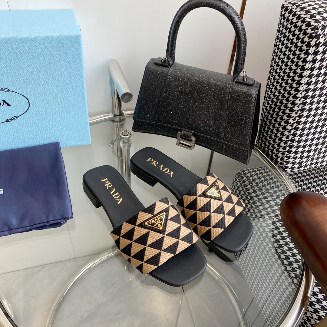 [TOP] PRADA Triangle Logo Flat Sandals