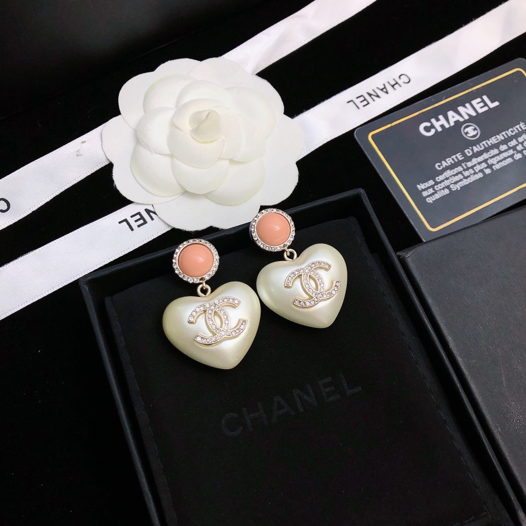 [TOP] CHANEL Hearts Pearls Gold Pink and White
