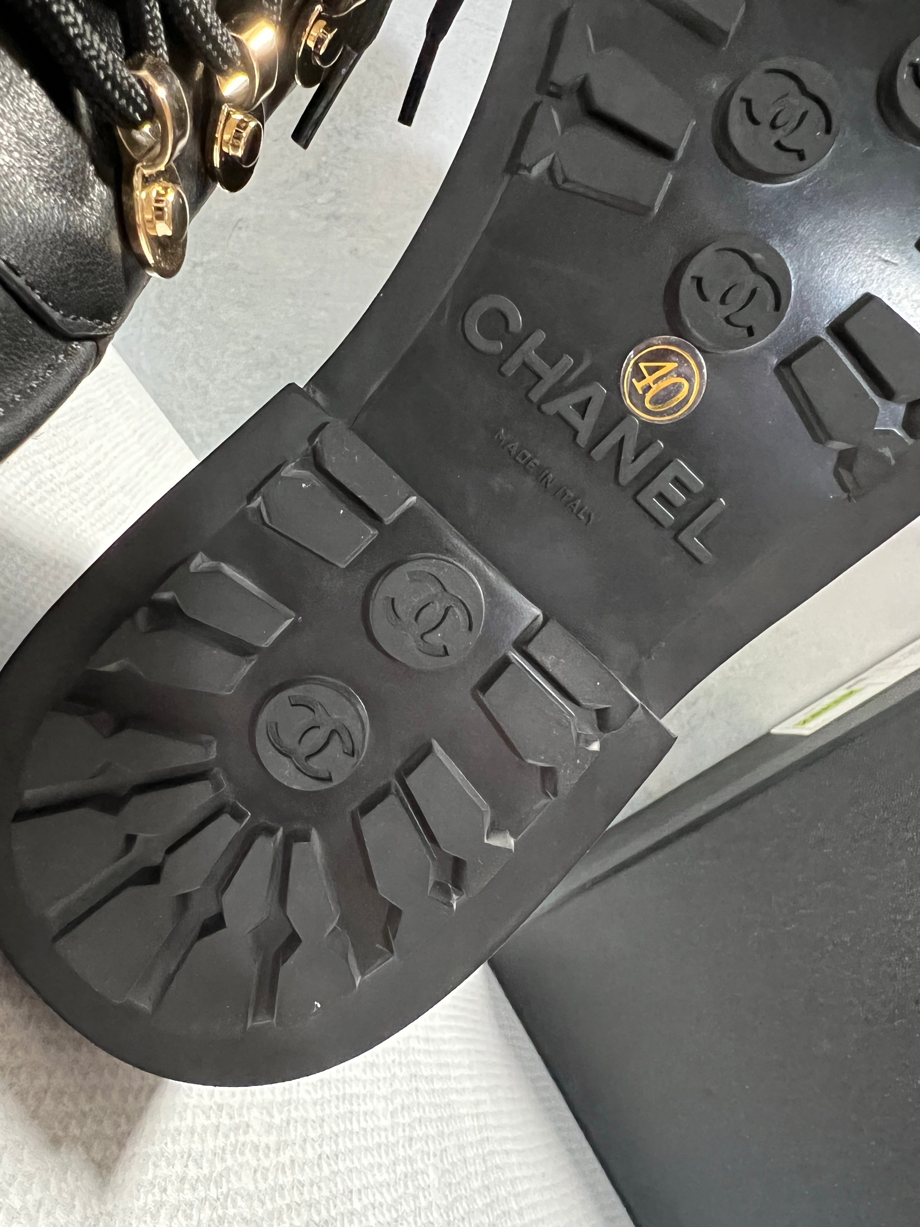 [TOP] CHANEL Icon Plain Toe Round Lace Up Casual Boots - Black