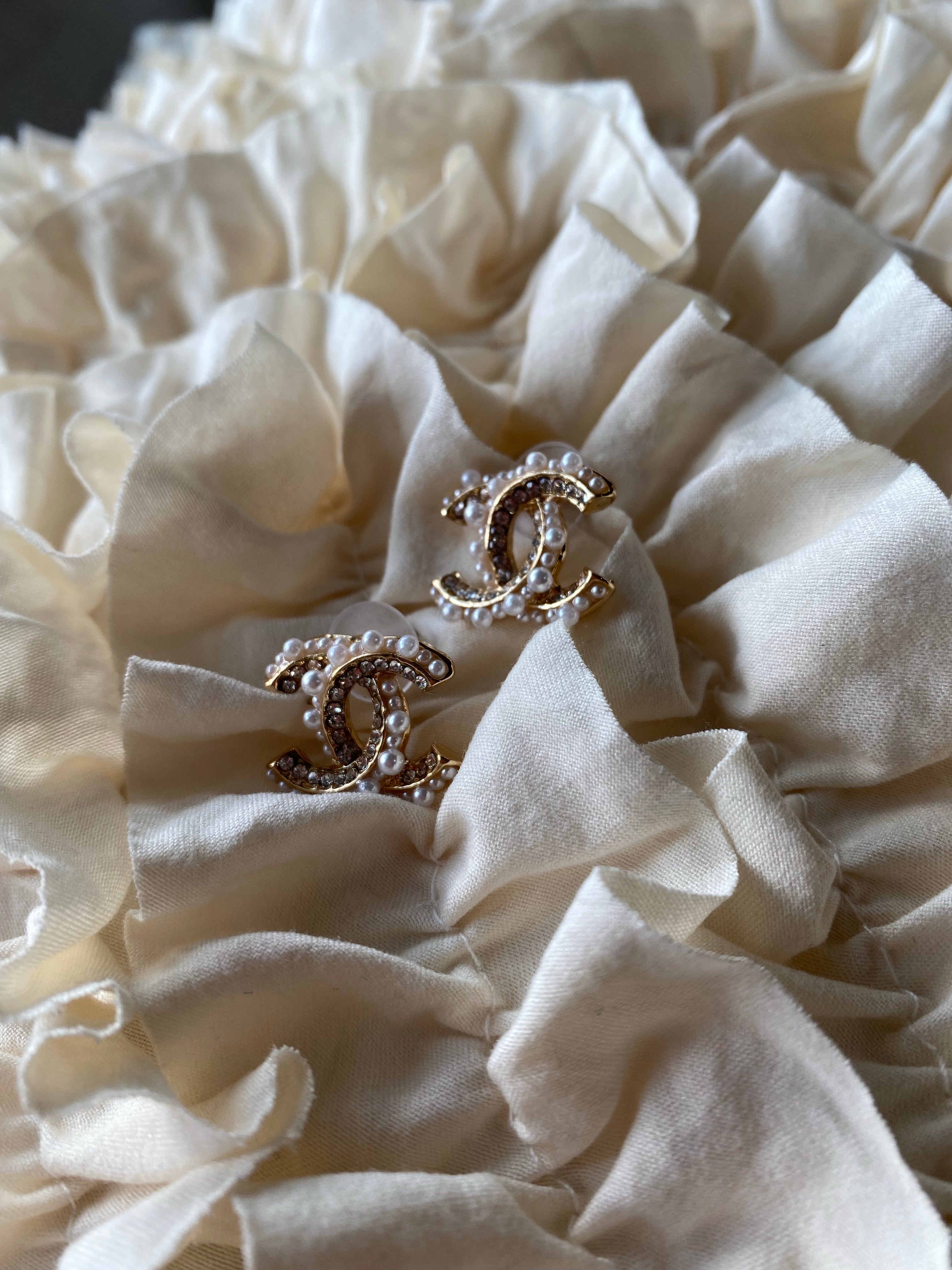 [TOP] CHANEL Stud Pearls Earrings