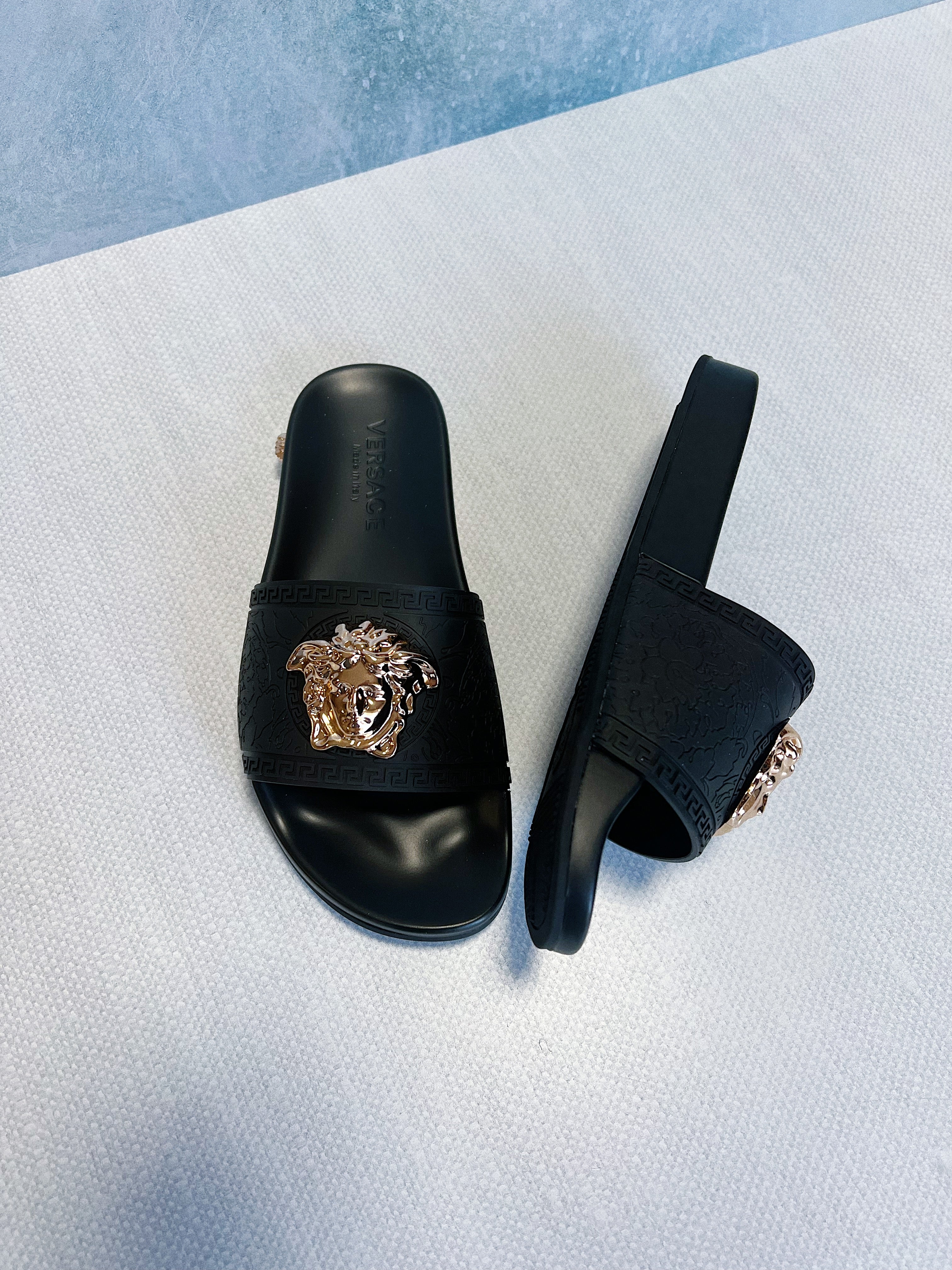 [TOP] VERSACE Medusa Rubber Slides - Black