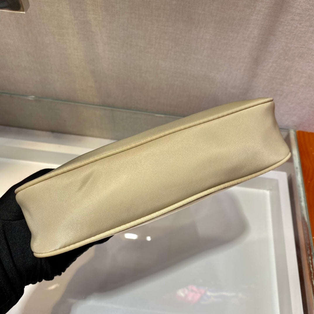 [TOP] PRADA Re-Edition Bag Hobo Nylon - Desert Beige