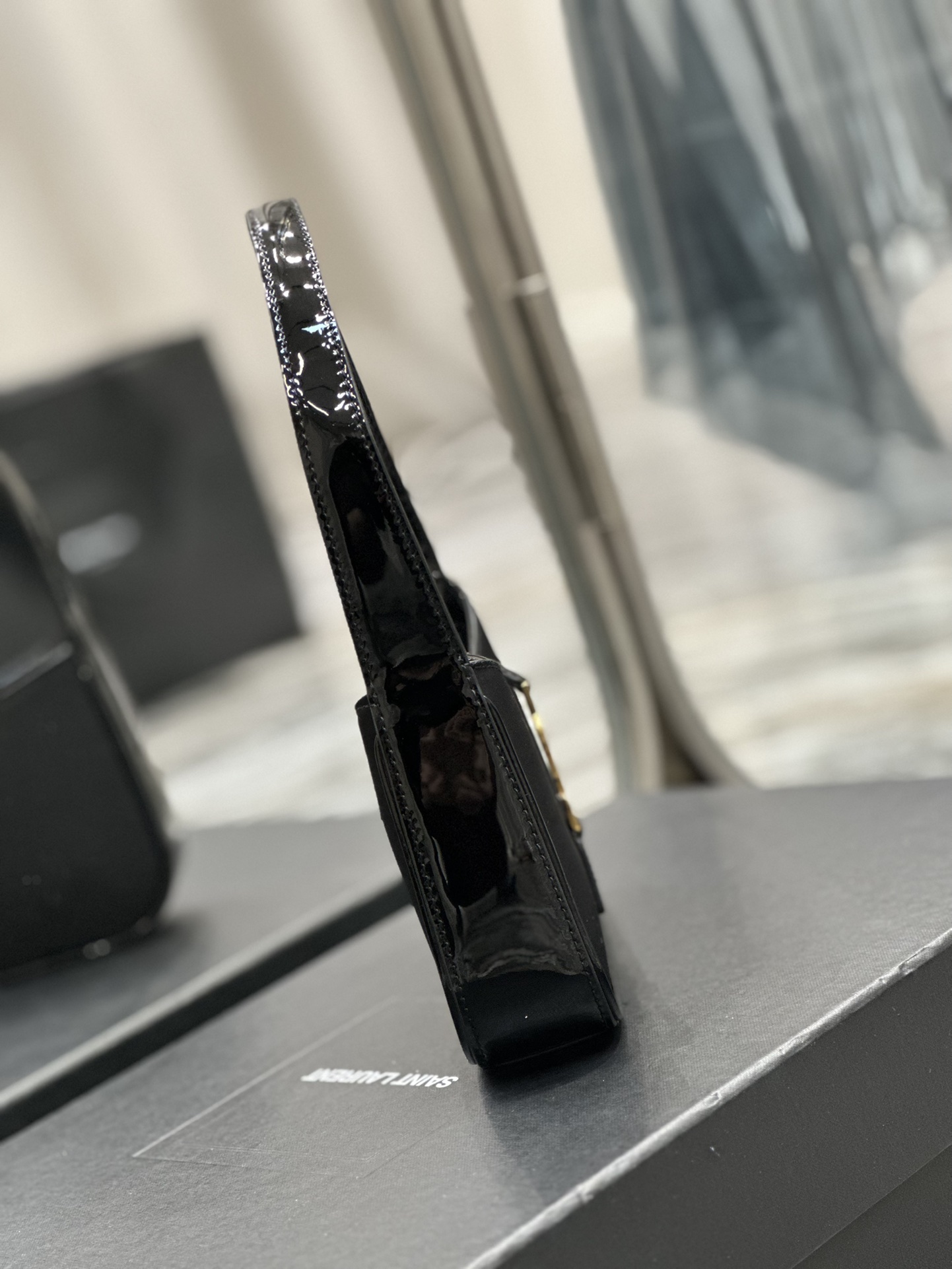 [TOP] Yves Saint Laurent YSL LE 5A7 Shoulder Bag - Black&GHW