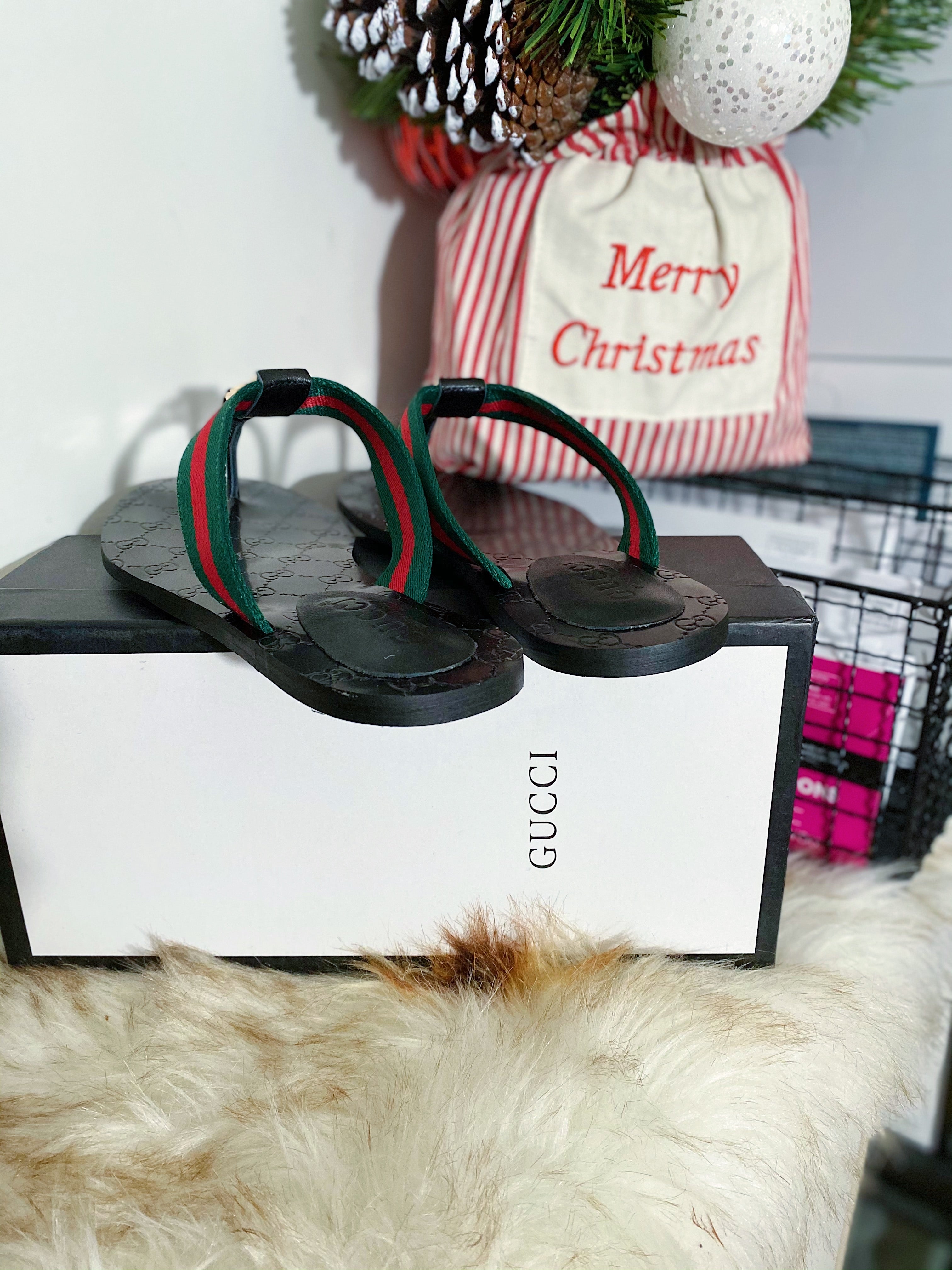 [TOP] GUCCI  Green And Red Web Strap Thong Sandals