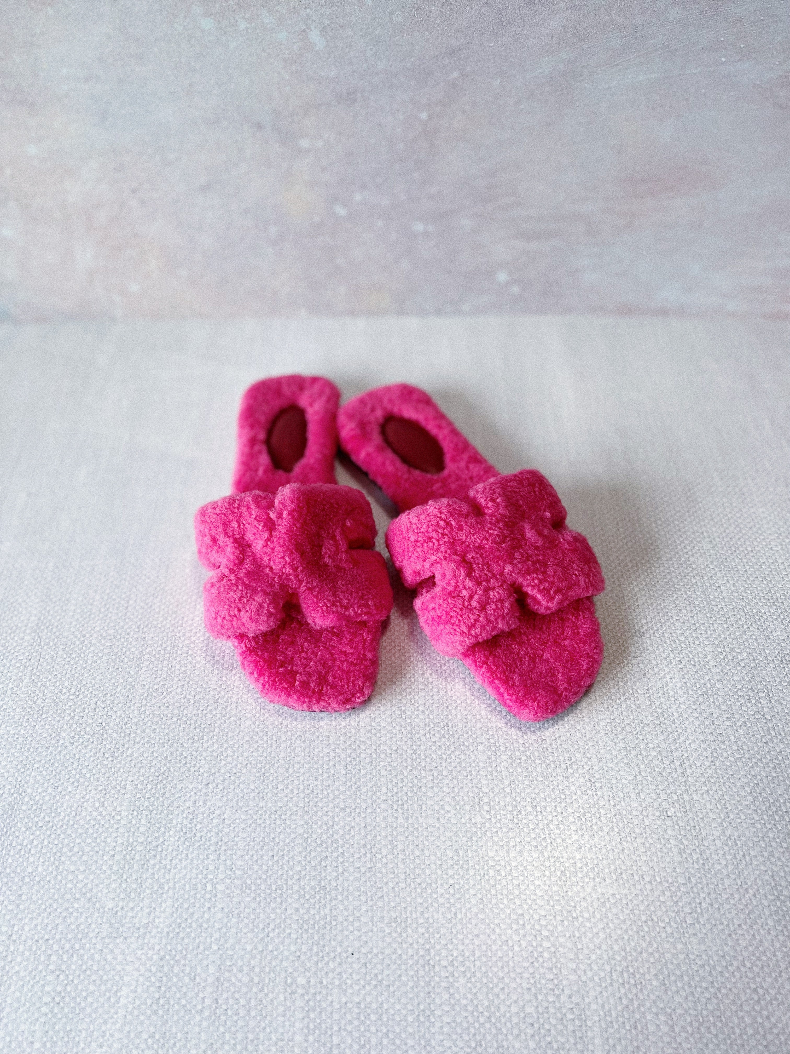 [TOP] HERMES Oran Open Toes Teddy Bear Sandals - Hot Pink