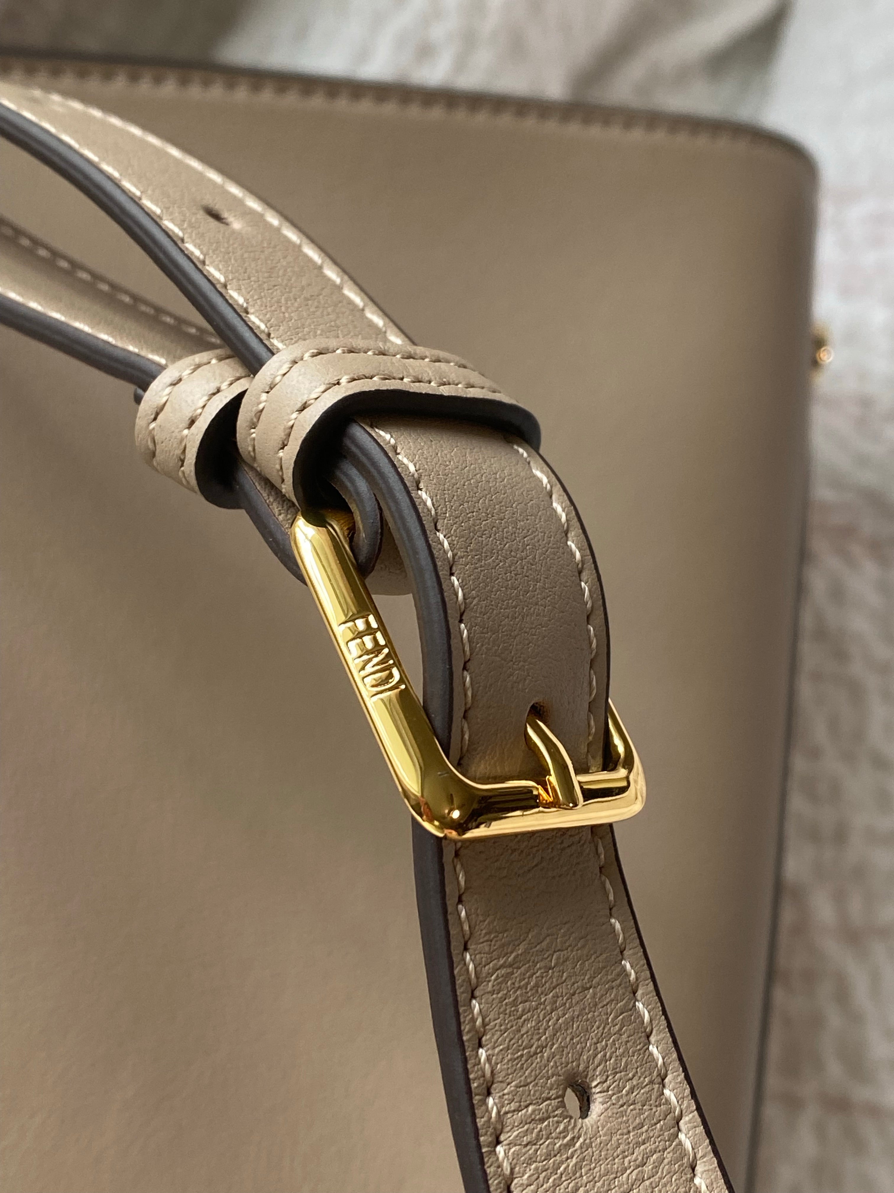 [TOP] FENDI Peekaboo Essentially Medium Bag - Tan