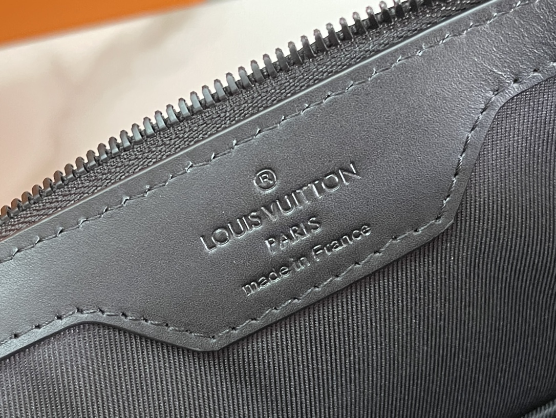 [TOP] Louis Vuitton LV Sac Plat Taurillon Bag 26x28.5x6CM-Black