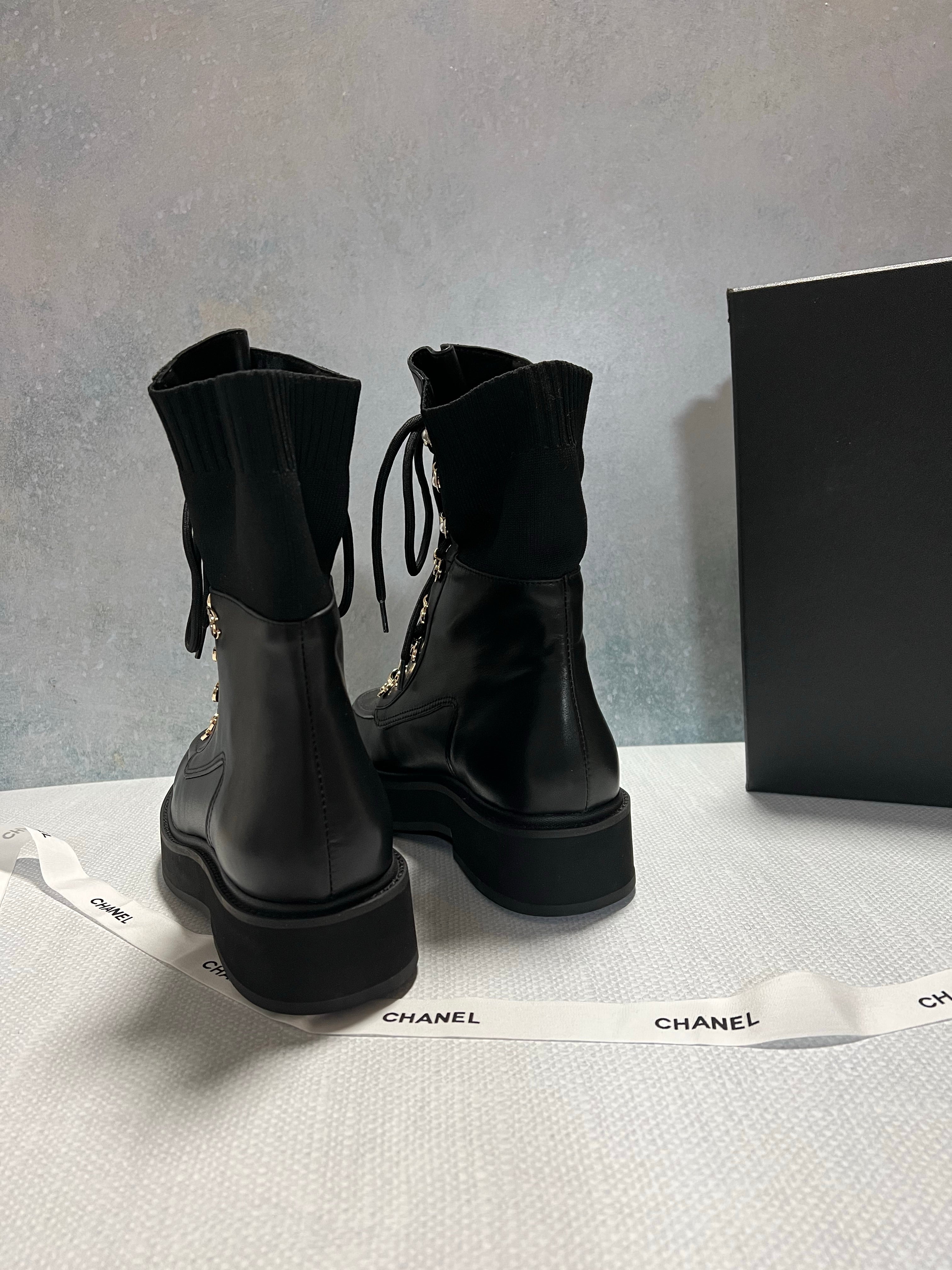 [TOP] CHANEL Icon Plain Toe Round Lace Up Casual Boots - Black