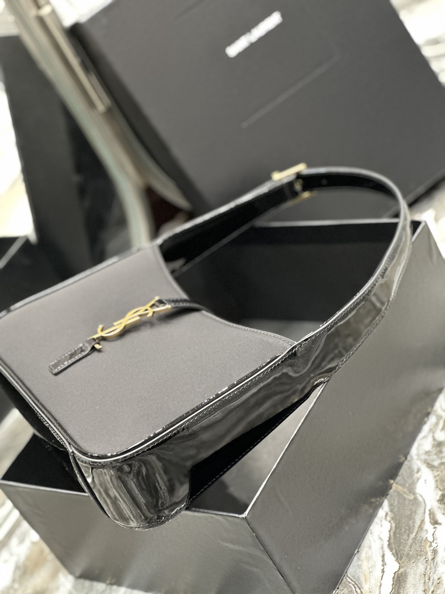 [TOP] Yves Saint Laurent YSL LE 5A7 Shoulder Bag - Black&GHW