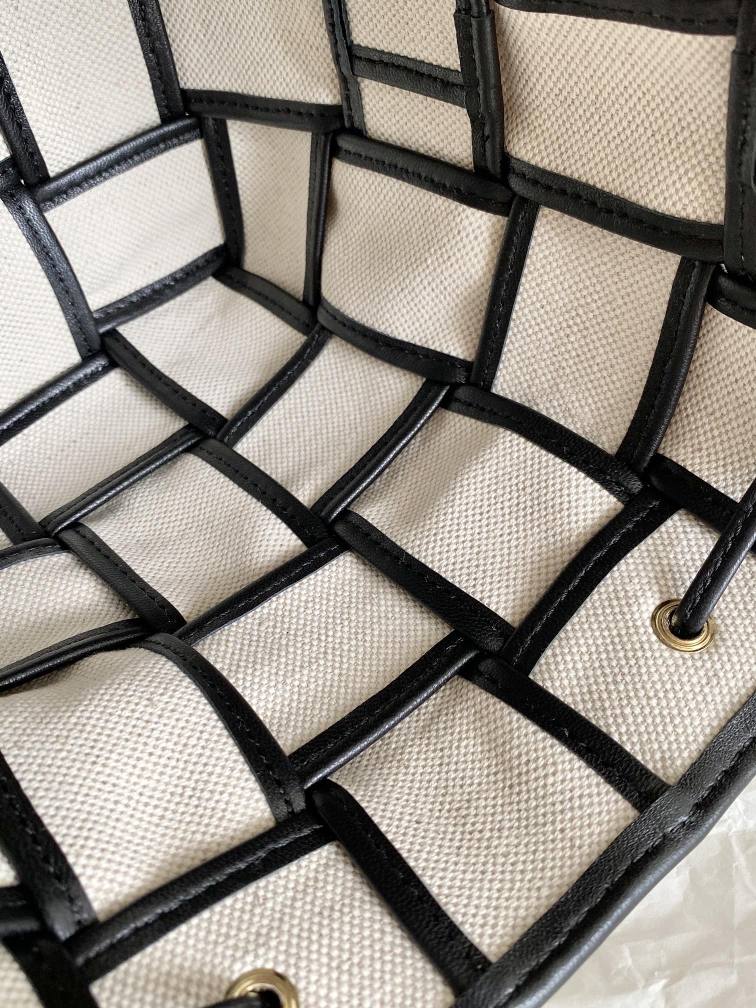 [TOP] Bottega Veneta BV  Cassette Bucket Bag - Natural/Black