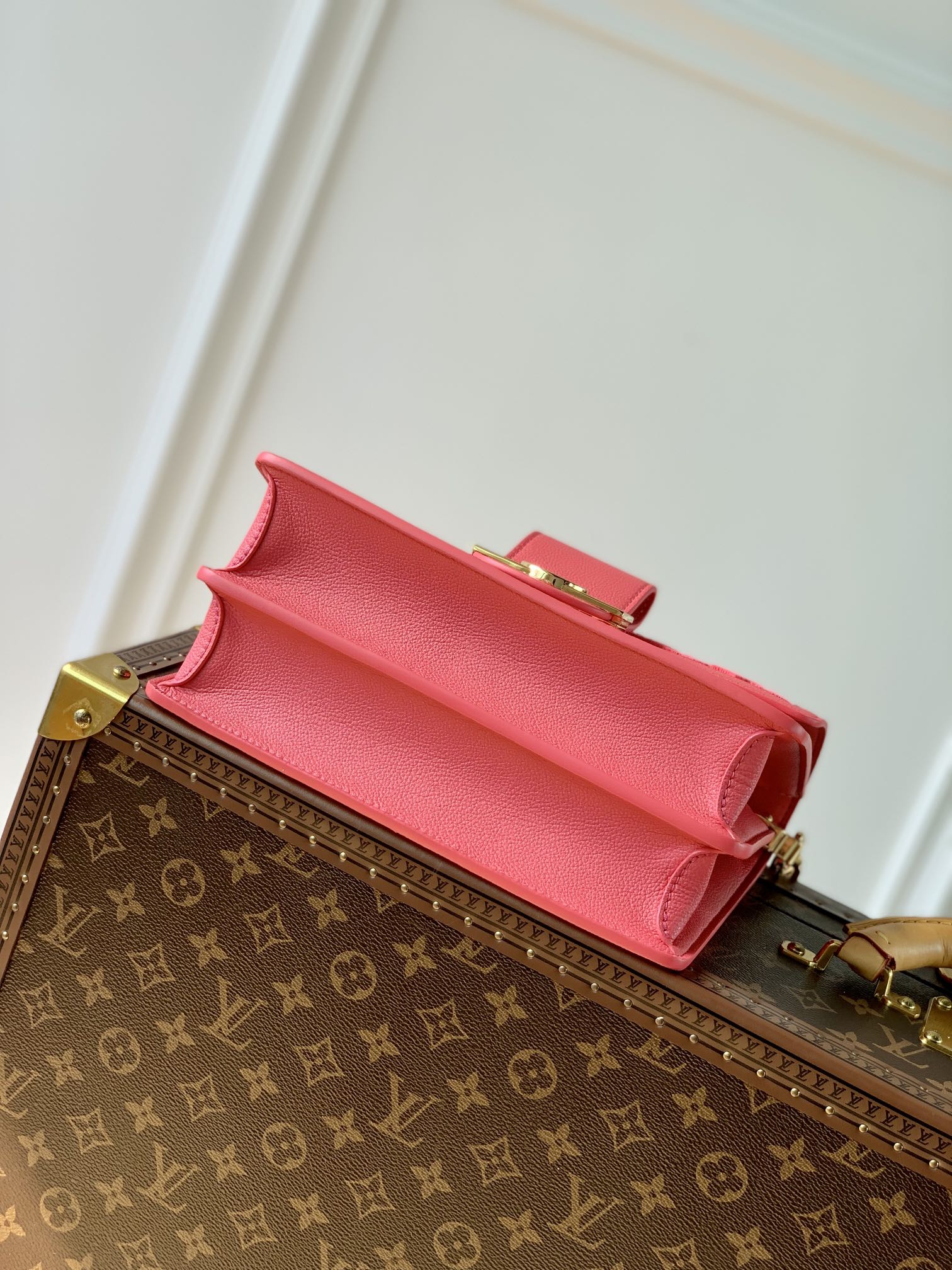 [TOP] Louis Vuitton LV L*V Dauphine Tufted Monogram MM 25x17x10.5 cm- Rose Fluo
