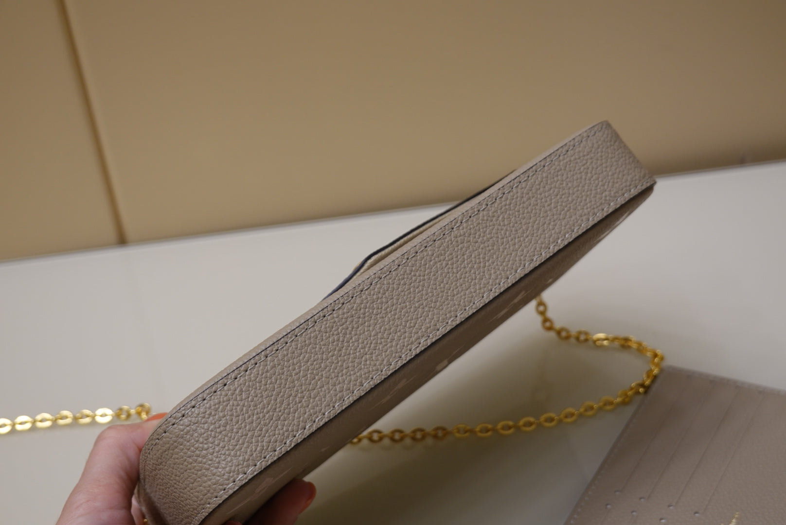 [TOP] Louis Vuitton LV L*V Felicie 2 Tone Bag 21X12X3cm - Cream