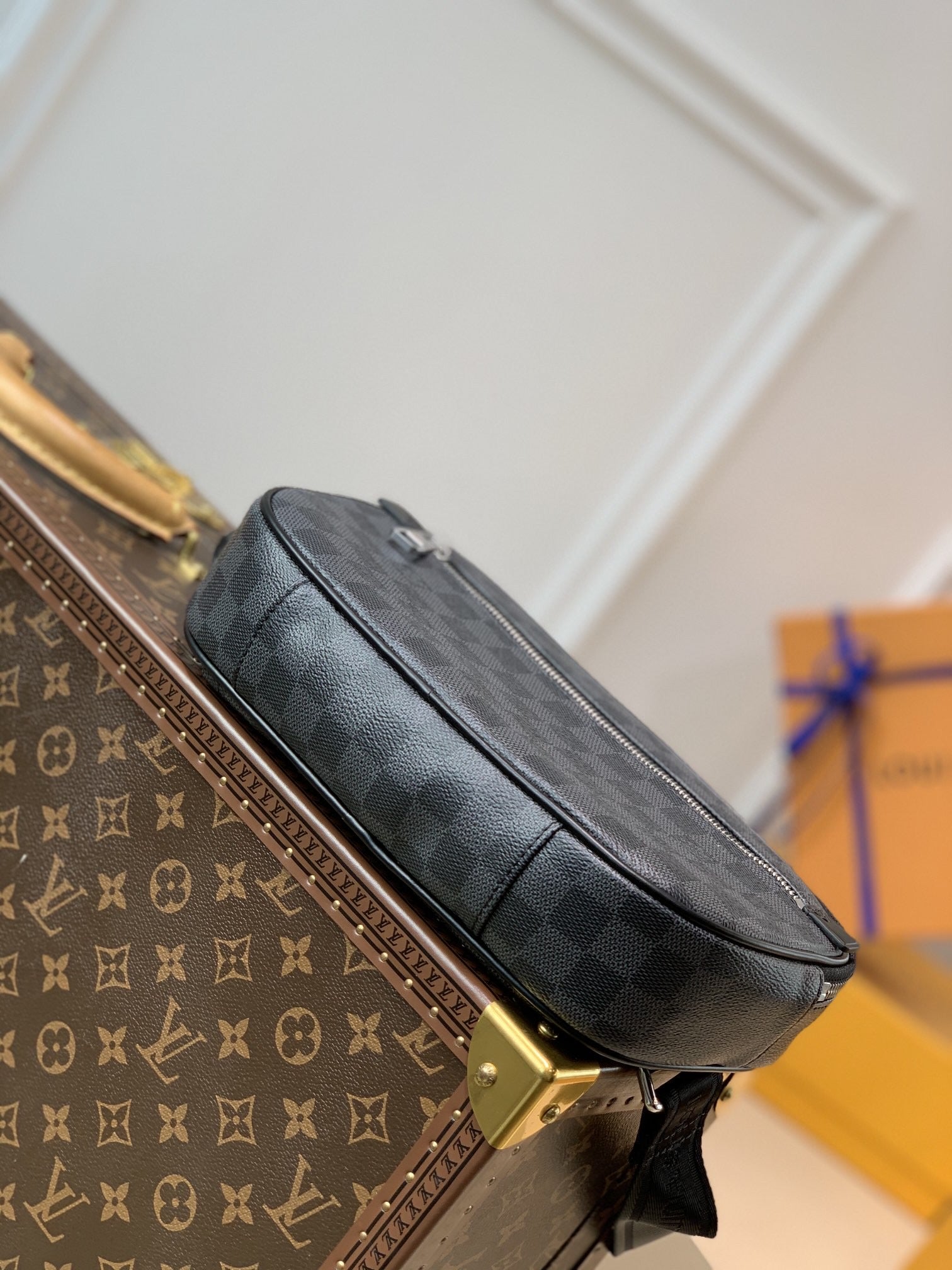 [TOP] Louis Vuitton LV  Ambler Damier Ebene Belt Bag 17 × 26 ×5 cm- Black