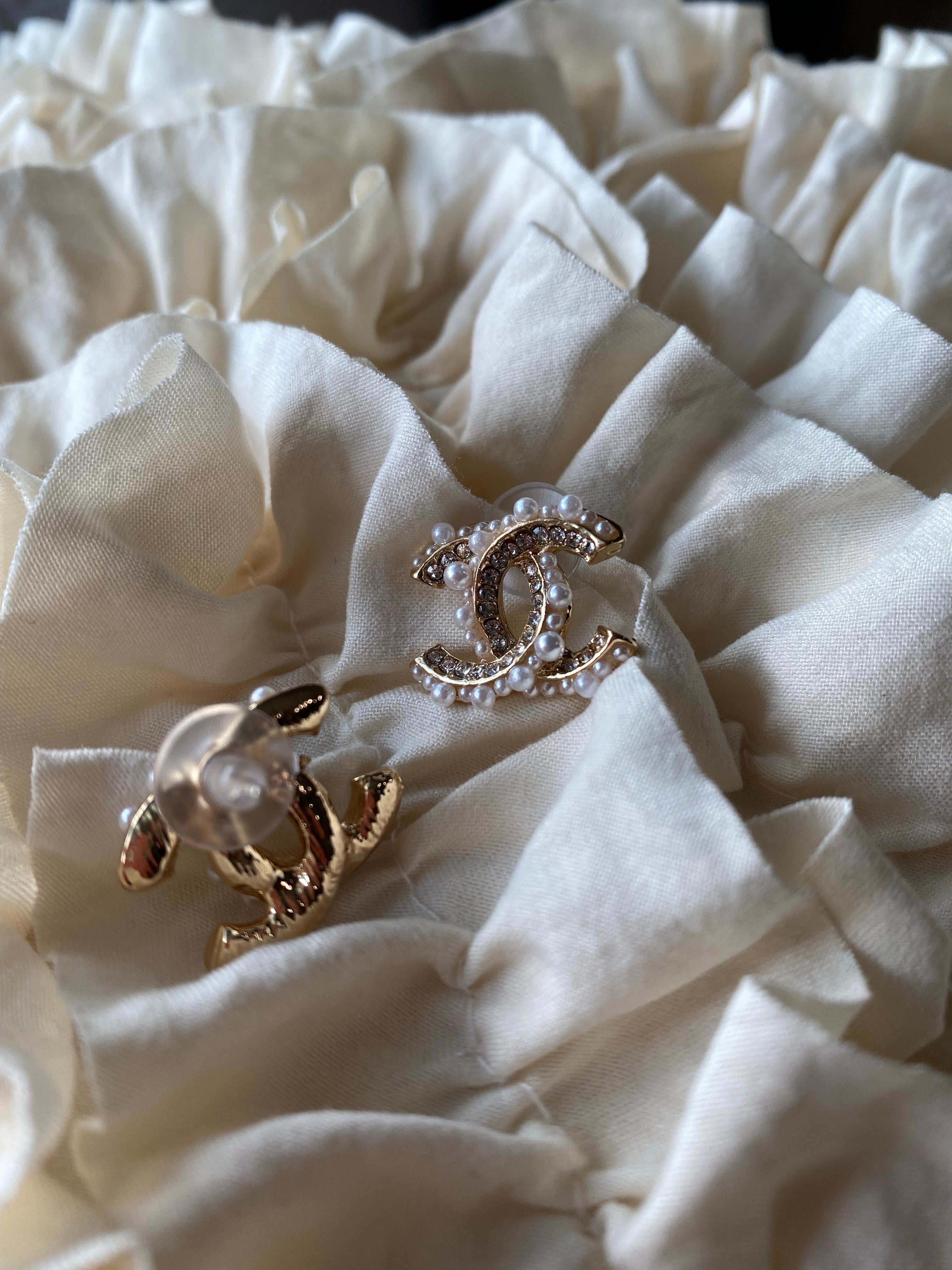 [TOP] CHANEL Stud Pearls Earrings