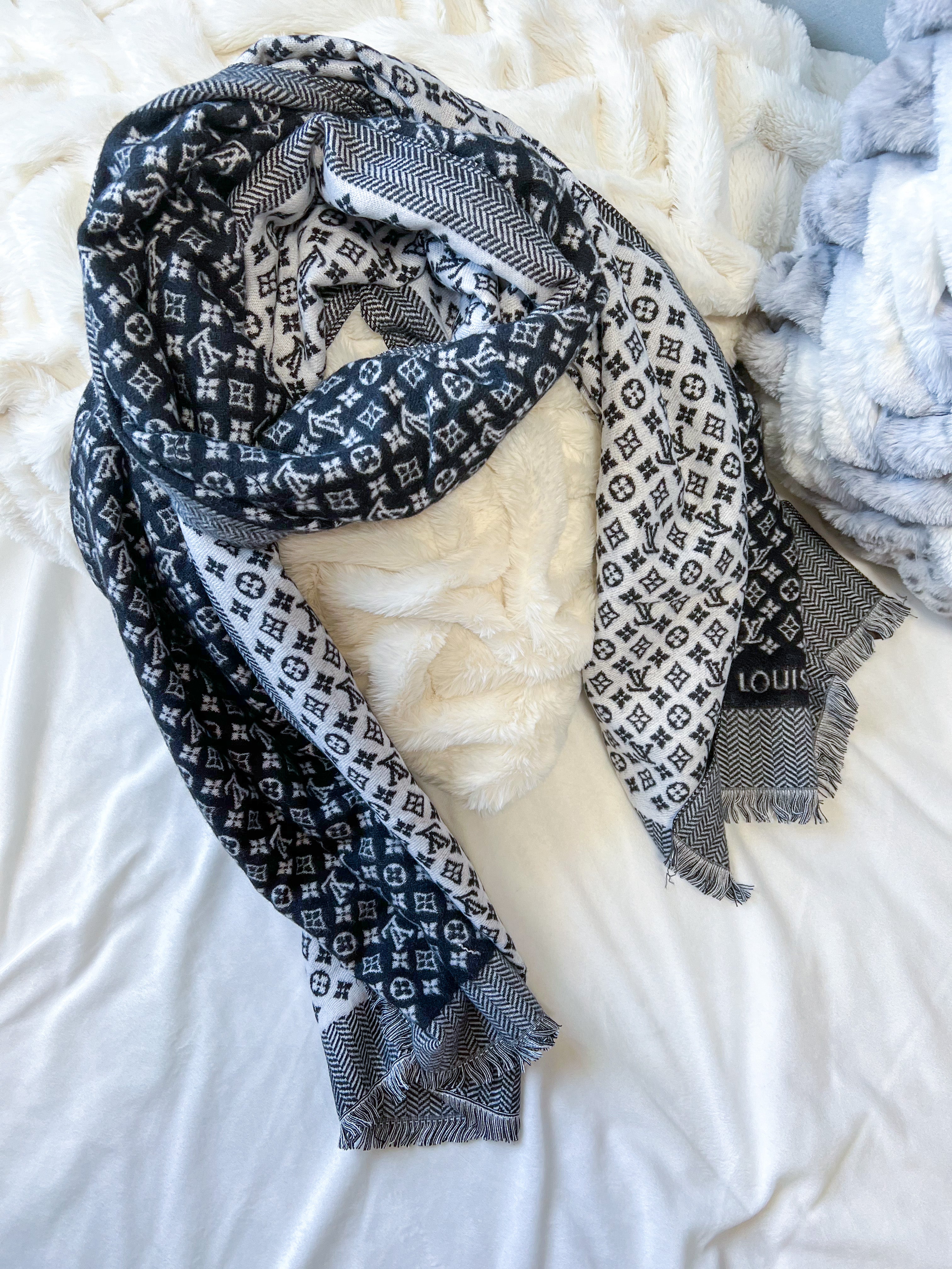 [TOP] Louis Vuitton LV L*V Wool Wrap/Scarf - Black