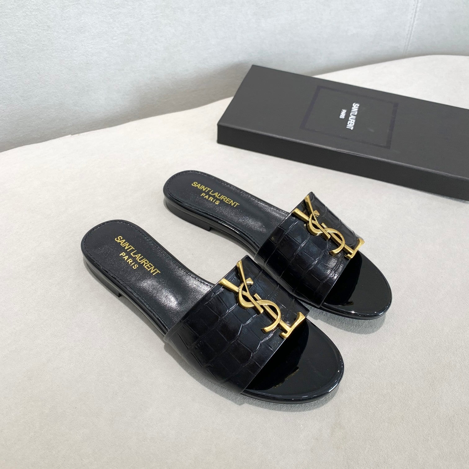 [TOP] Yves Saint Laurent YSL Monogram Croc Slide - Black