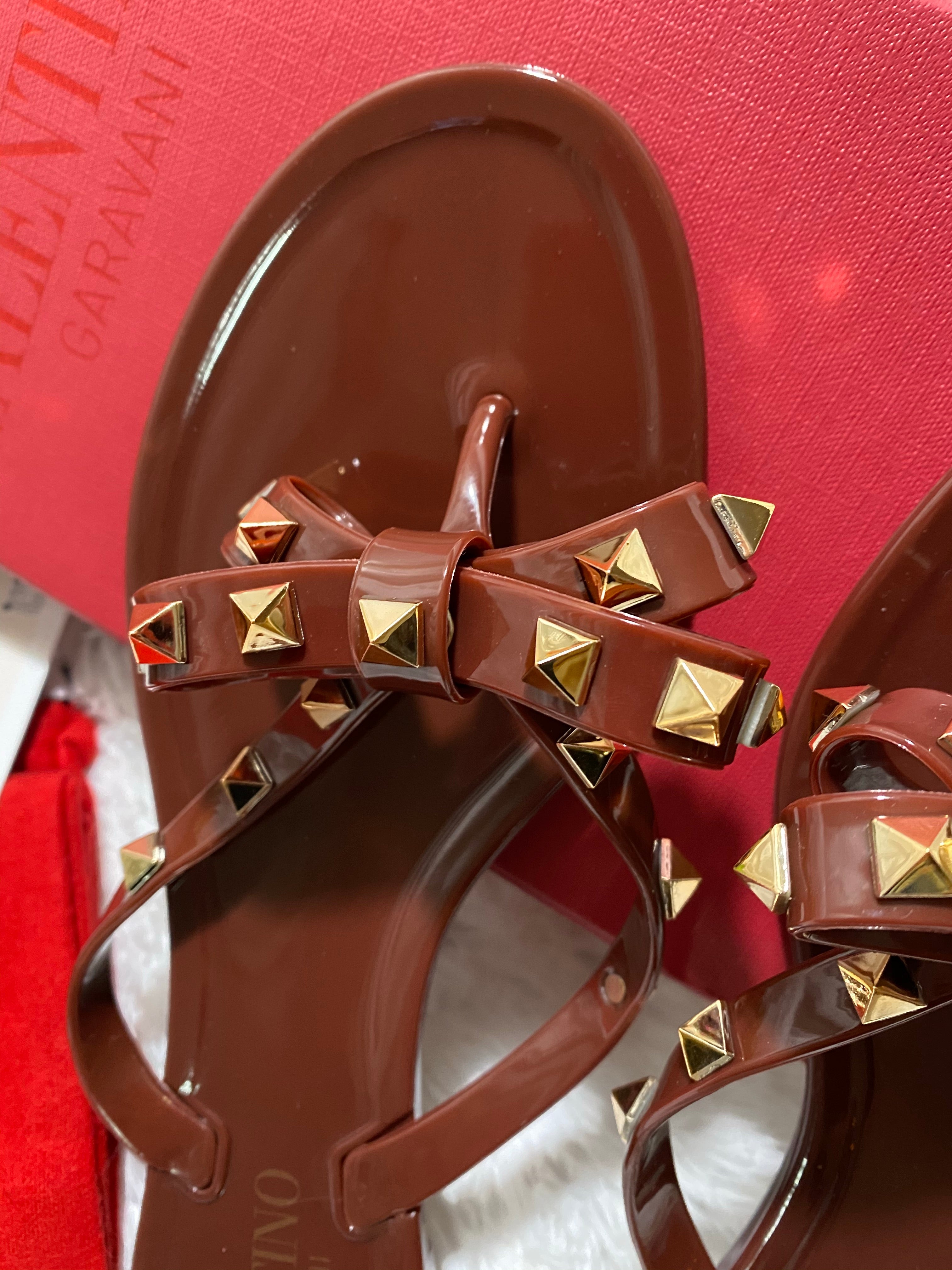 [TOP] VALENTINO Jelly Rock Stud Flat Thong Sandals