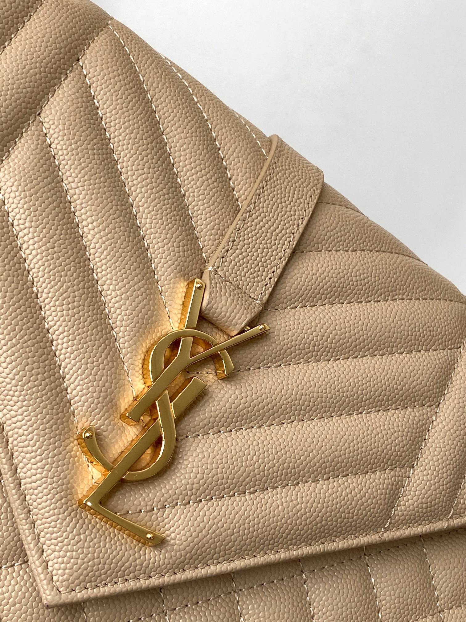 [TOP] Yves Saint Laurent YSL Envelope Bag Caviar Medium 24cm - GHW