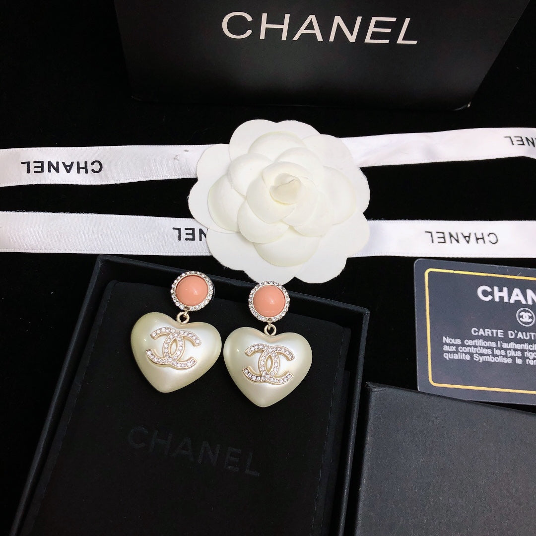 [TOP] CHANEL Hearts Pearls Gold Pink and White