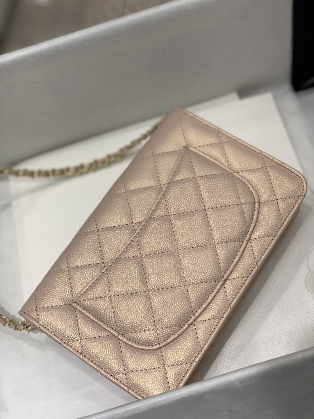 [TOP] CHANEL WOC Pearl Logo- Iridescent Pink