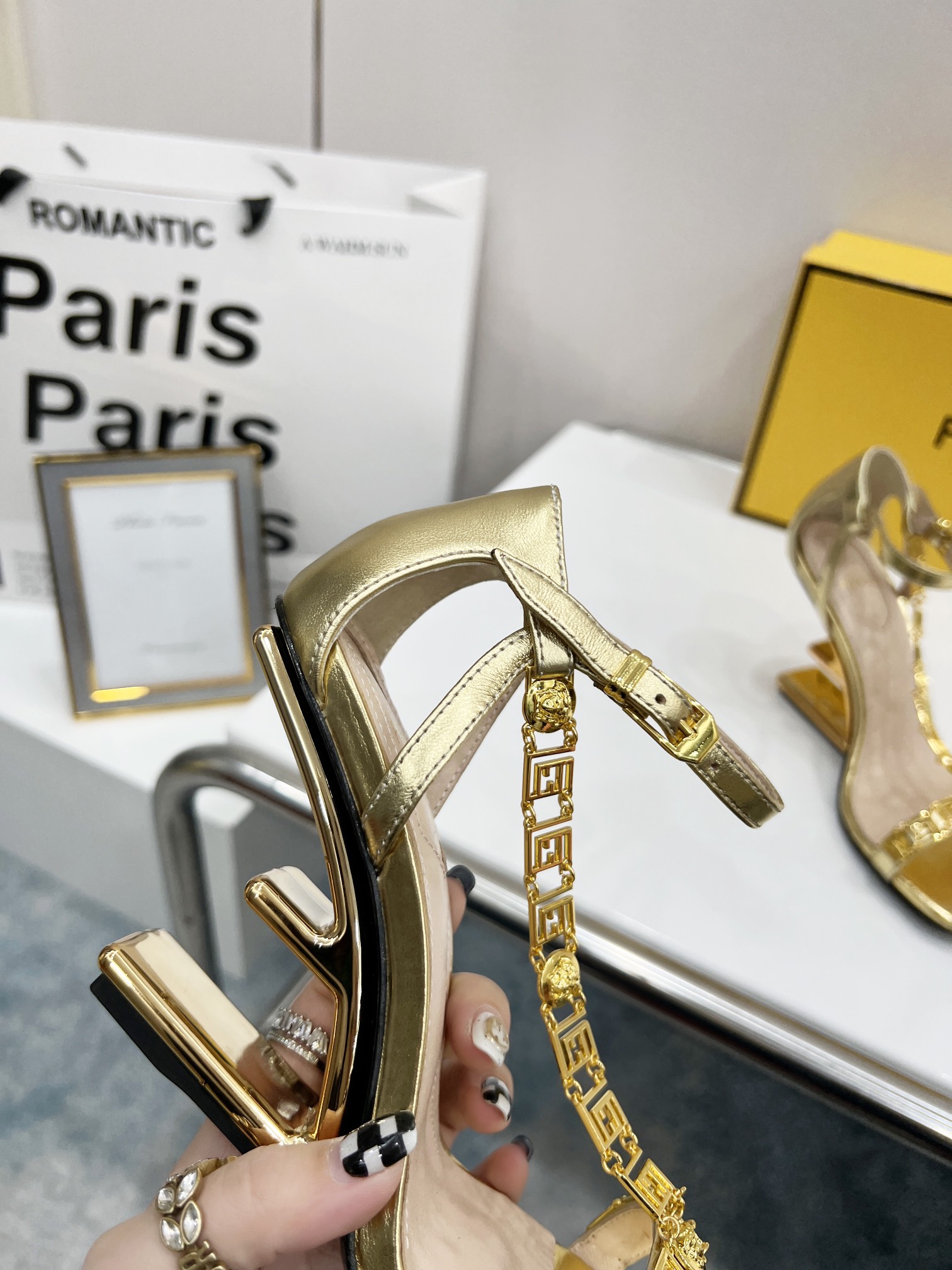 [TOP] FENDI First High Heel - Gold