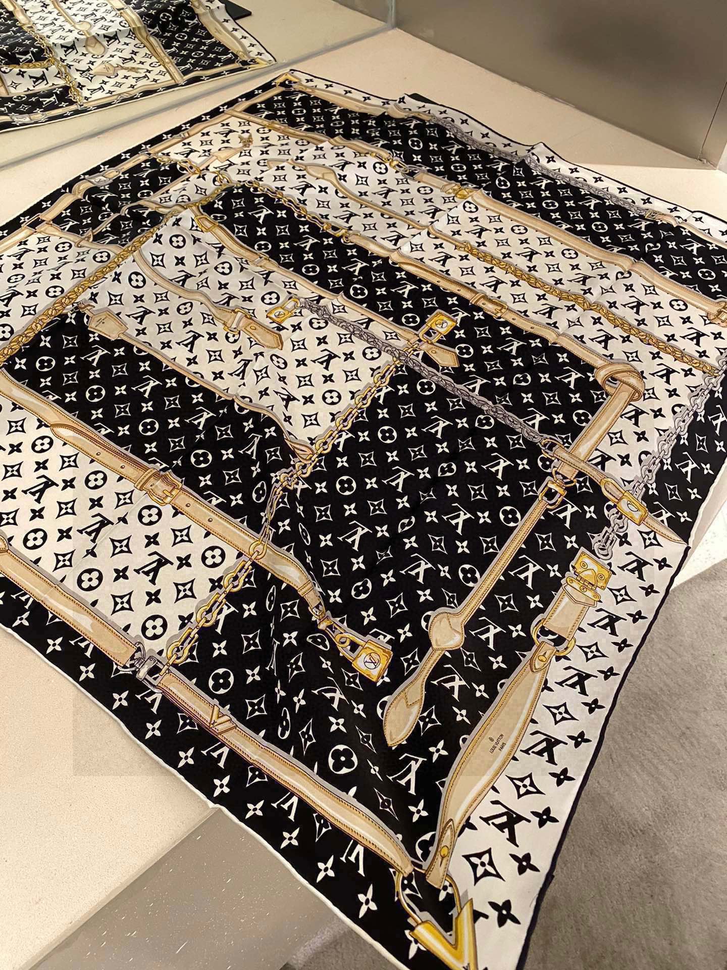 [TOP] Louis Vuitton LV L*V Silk Square Scarf