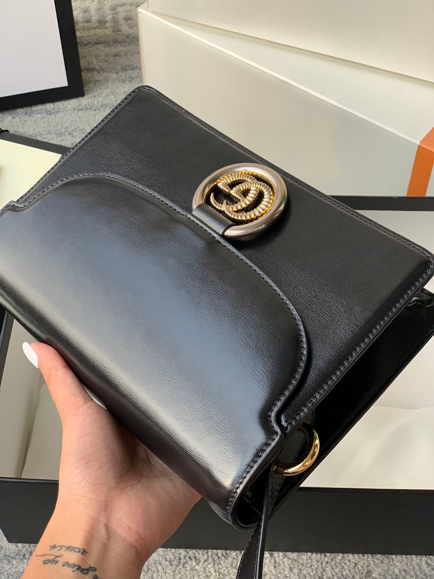 [TOP] GUCCI Logo Plaque Shoulder Bag - Black