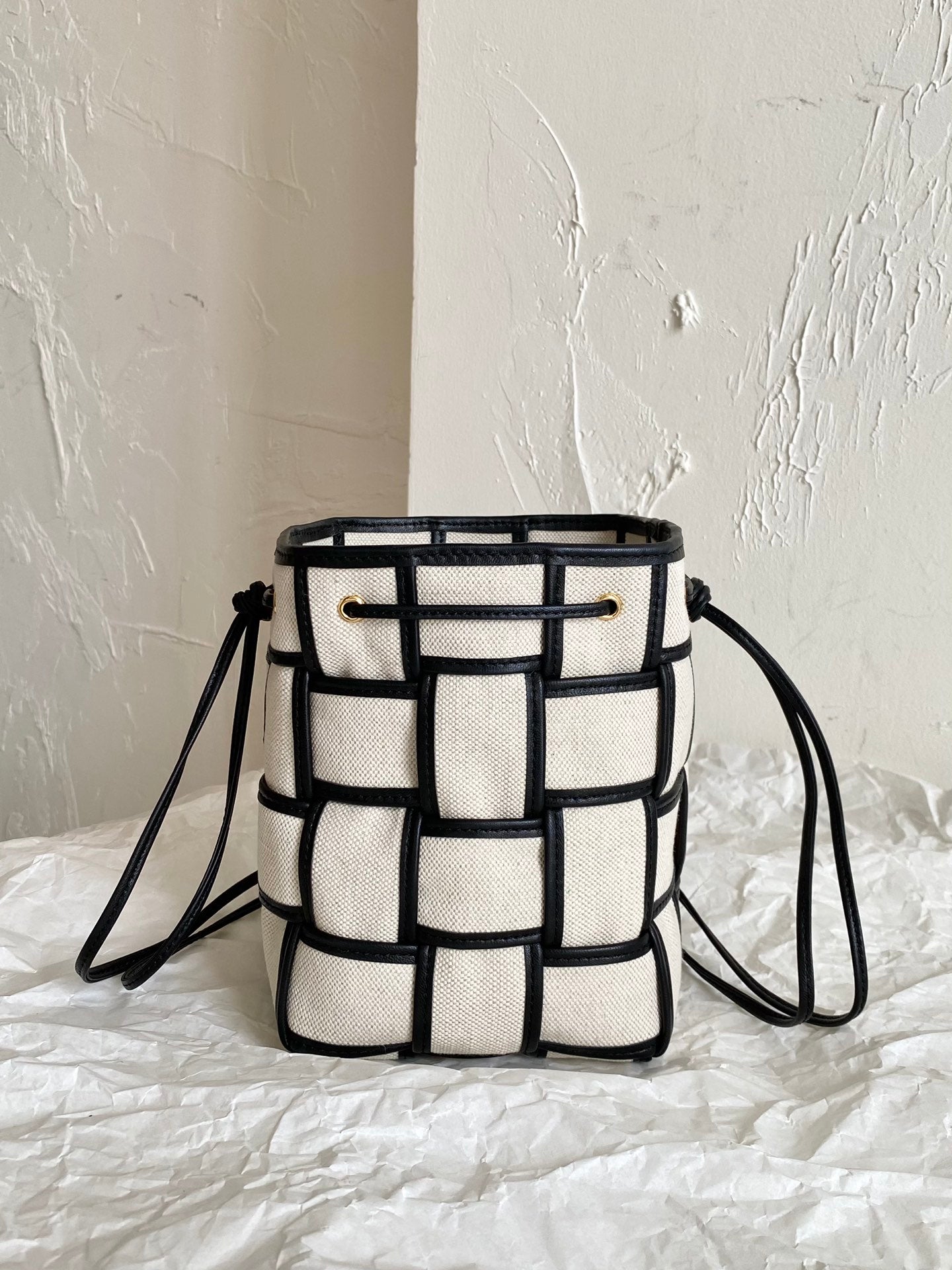 [TOP] Bottega Veneta BV  Cassette Bucket Bag - Natural/Black
