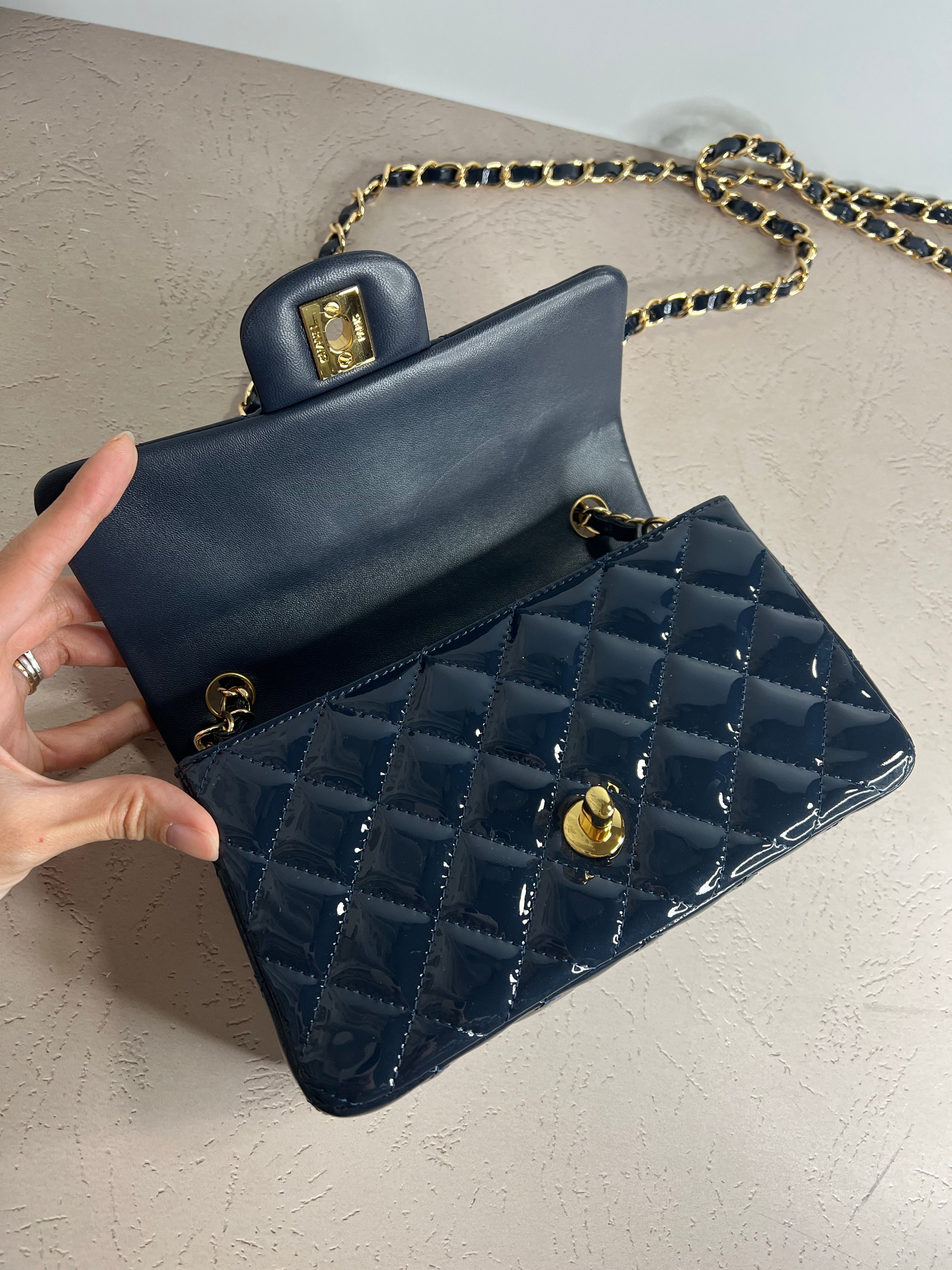 [TOP] CHANEL Classic Flab Bag Patent Leather New Mini 20cm - Dark Blue